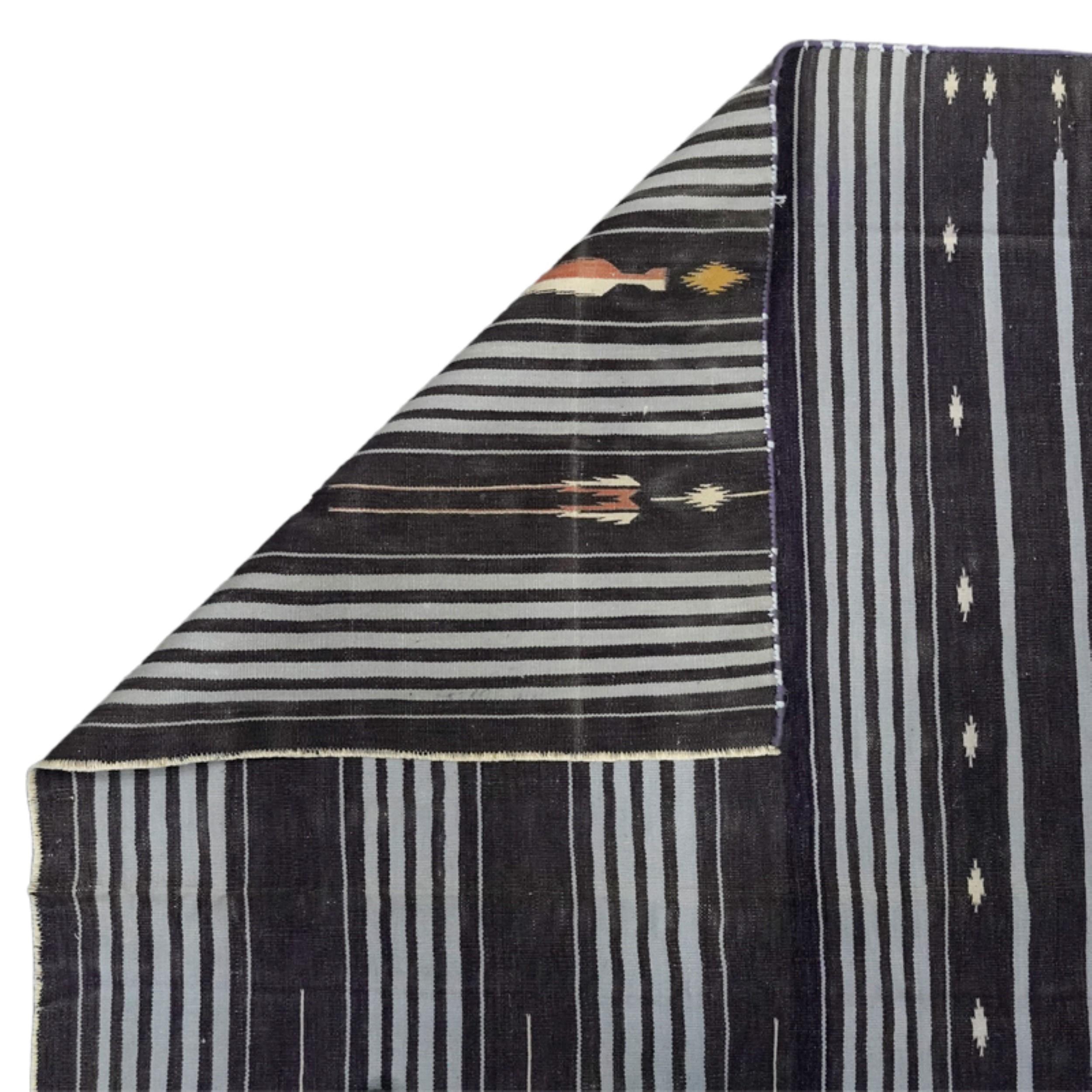 Tappeto vintage Dhurrie Runner a strisce bianche e nere  Rug & Kilim In condizioni buone in vendita a Long Island City, NY