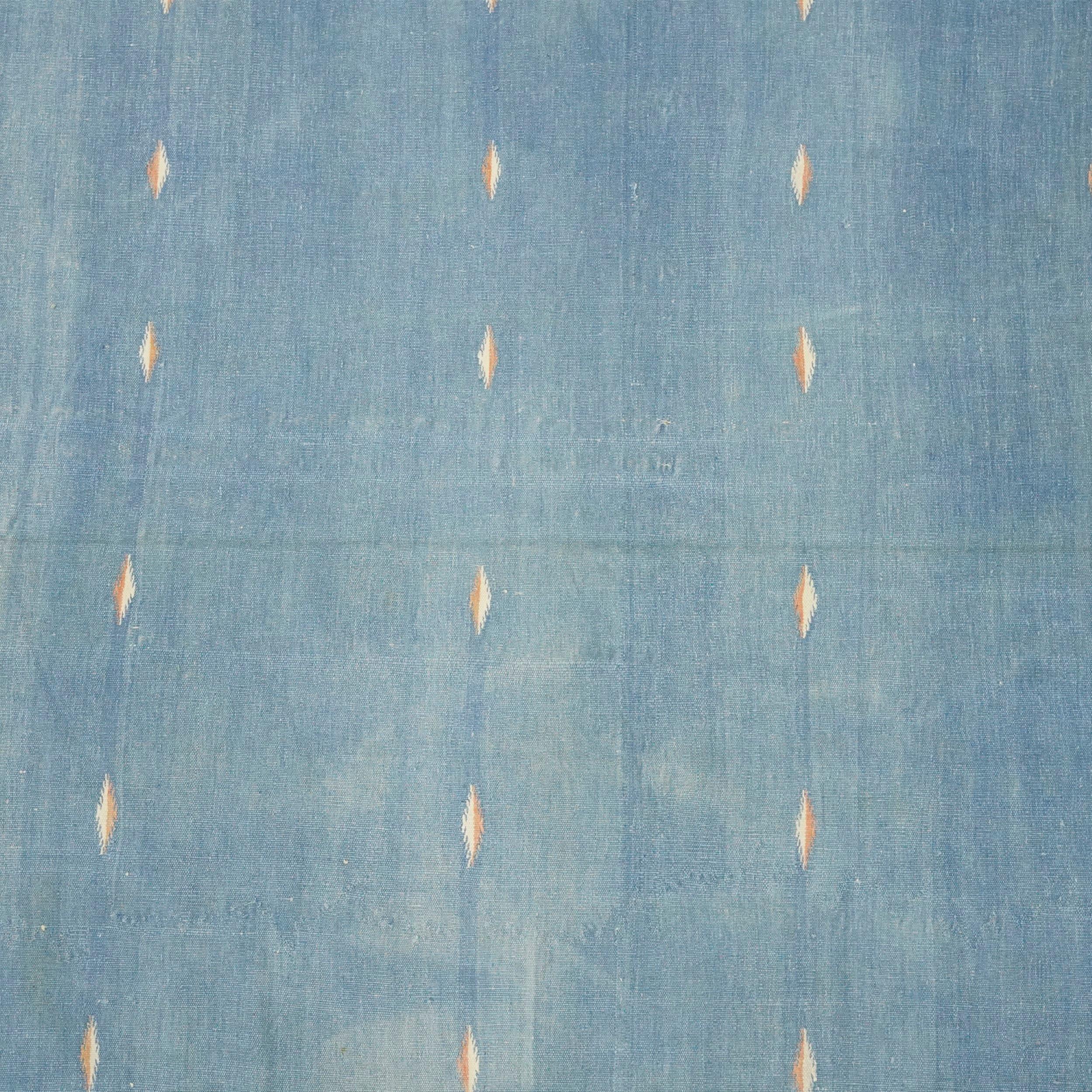 Questo tappeto Dhurrie vintage 4x8 è una nuova ed entusiasmante selezione dell'ultima acquisizione di Rug & Kilim di rari ed esemplari tessuti piatti della metà del secolo dello stesso stile. Tessuta a mano in cotone, proviene dall'India intorno al