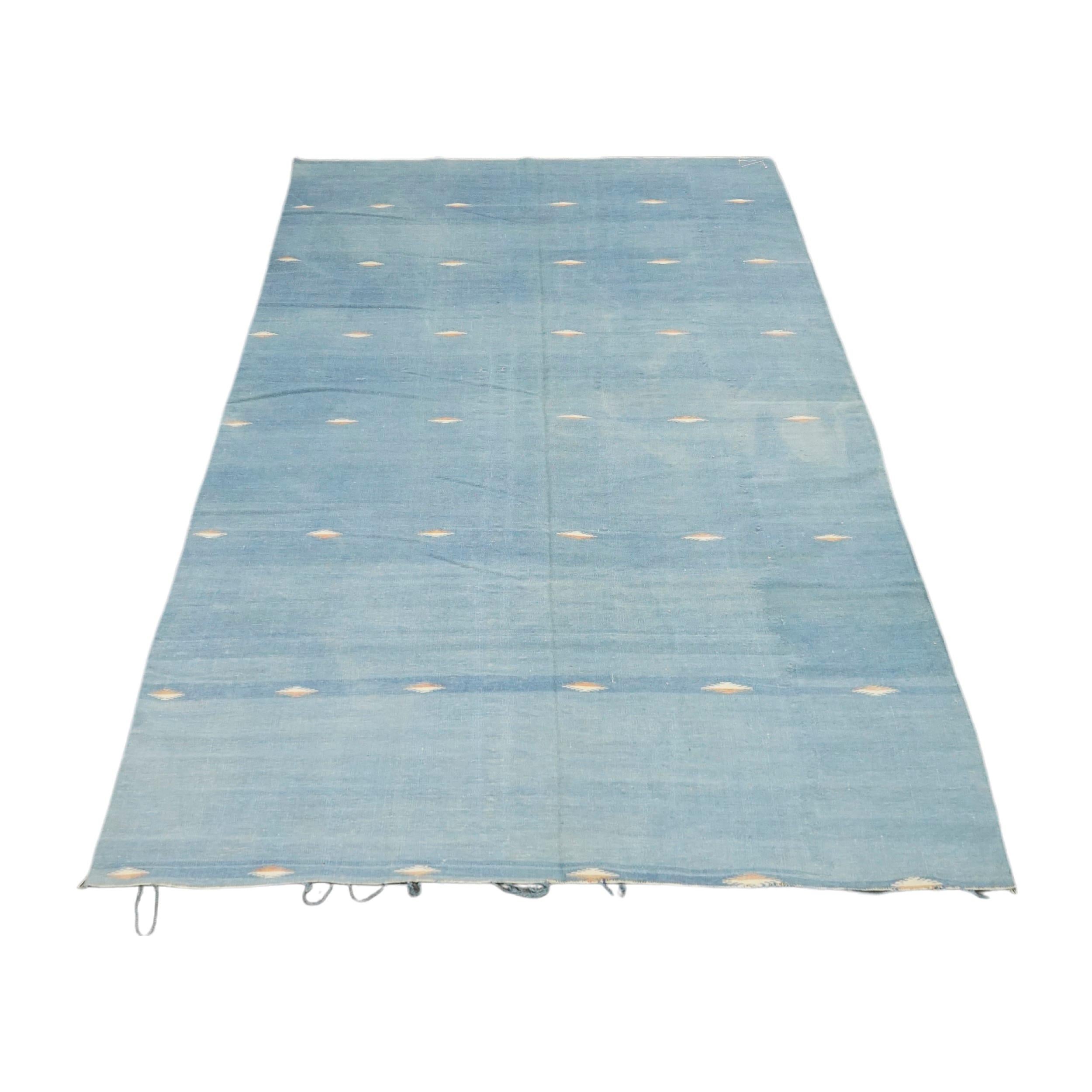 Indiano Tappeto vintage Dhurrie Runner in blu con motivi geometrici  Rug & Kilim in vendita
