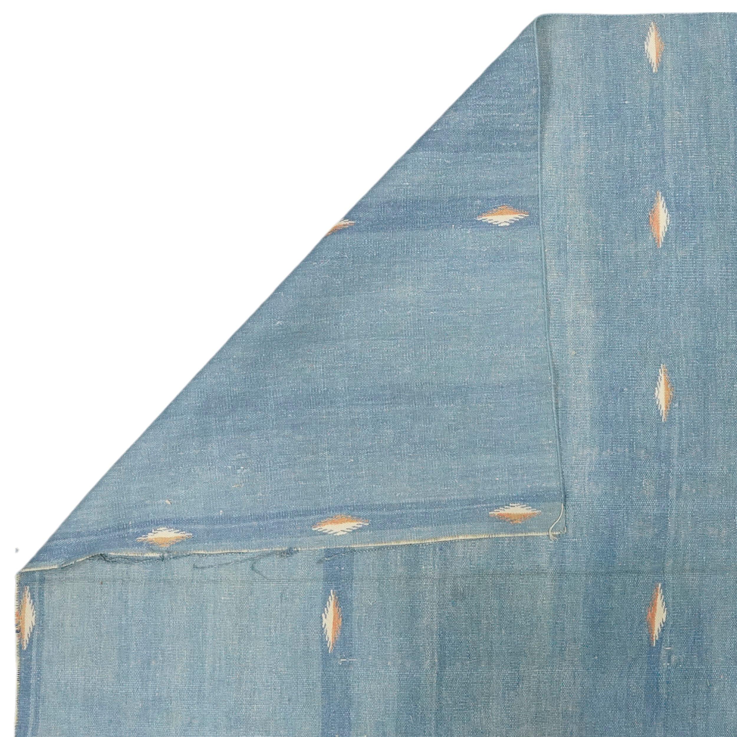 Tessuto a mano Tappeto vintage Dhurrie Runner in blu con motivi geometrici  Rug & Kilim in vendita