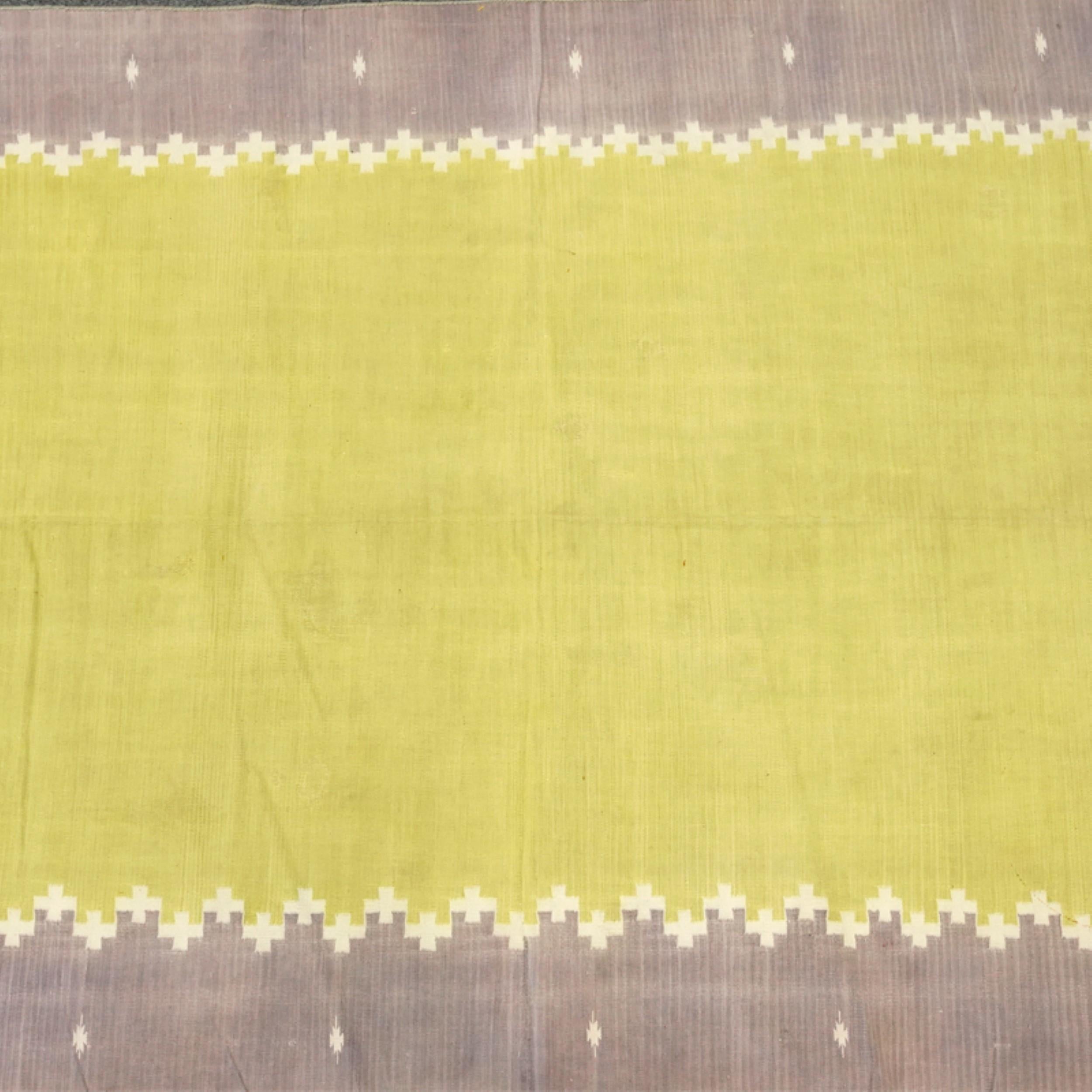 Questo tappeto Dhurrie vintage 4x6 è una nuova ed entusiasmante selezione dell'ultima acquisizione di Rug & Kilim di rari ed esemplari tessuti piatti della metà del secolo dello stesso stile. Tessuta a mano in cotone, proviene dall'India intorno al
