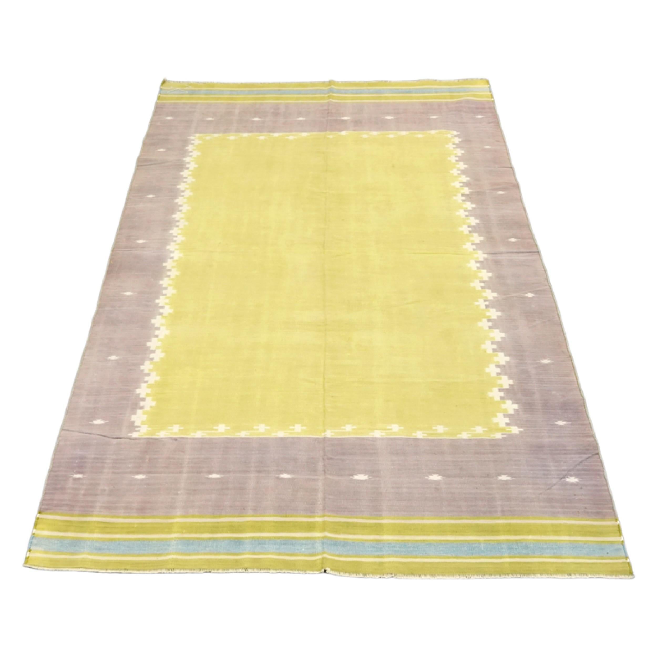 Indiano Tappeto vintage Dhurrie Runner in Chartreuse con bordo marrone  Rug & Kilim in vendita