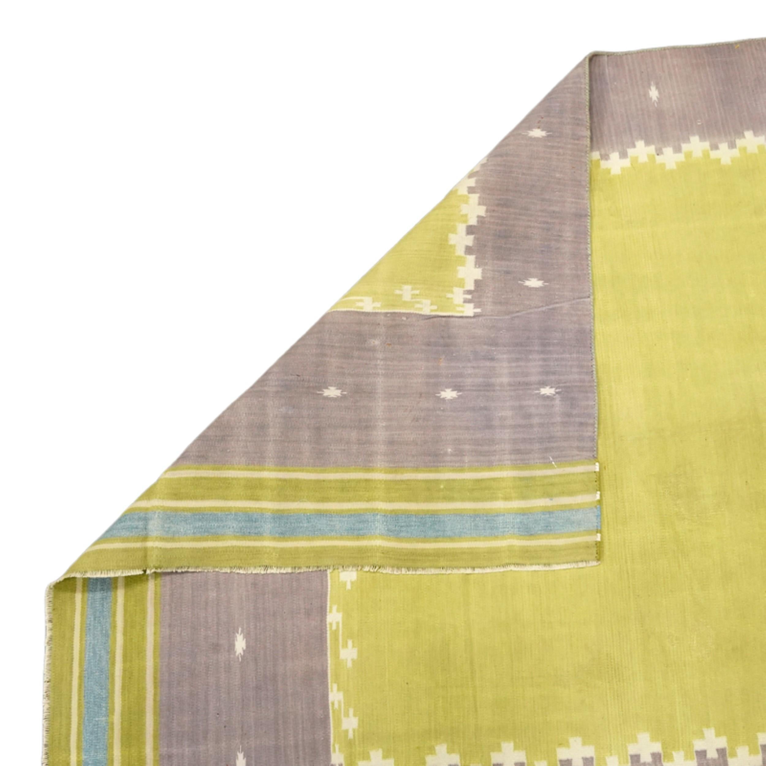 Tappeto vintage Dhurrie Runner in Chartreuse con bordo marrone  Rug & Kilim In condizioni buone in vendita a Long Island City, NY
