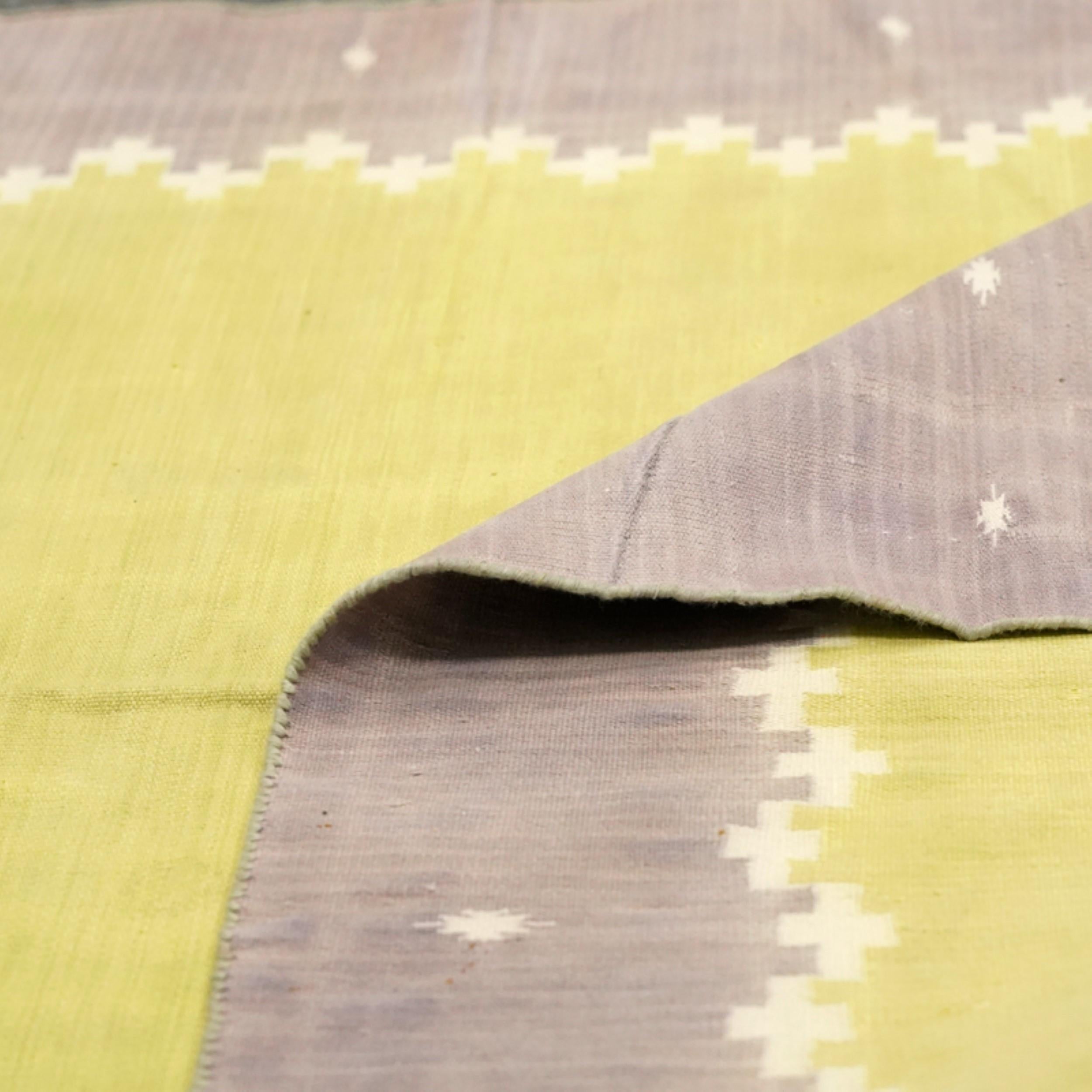 Metà XX secolo Tappeto vintage Dhurrie Runner in Chartreuse con bordo marrone  Rug & Kilim in vendita