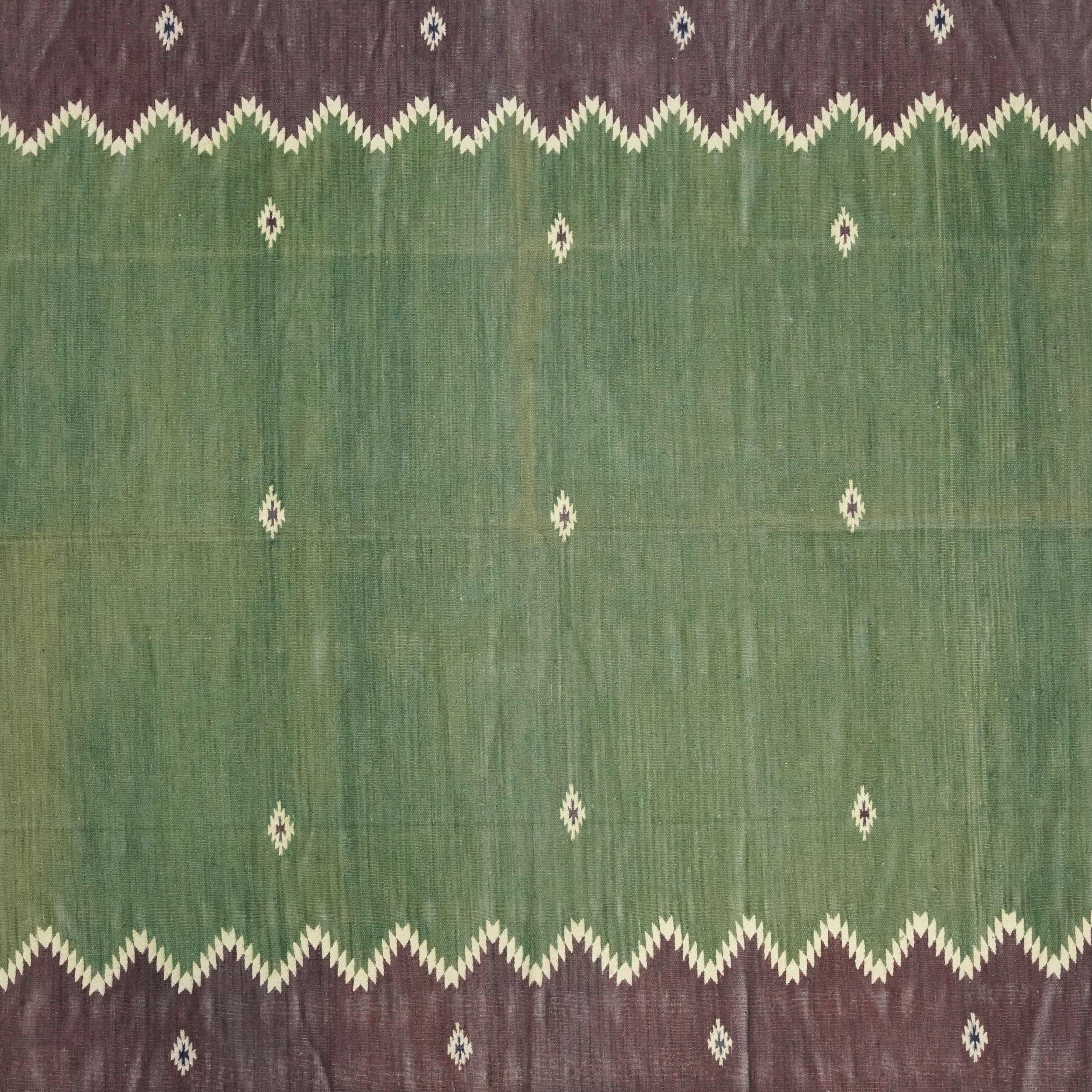 Questo tappeto Dhurrie vintage 4x6 è una nuova ed entusiasmante selezione dell'ultima acquisizione di Rug & Kilim di rari ed esemplari tessuti piatti della metà del secolo dello stesso stile. Tessuta a mano in cotone, proviene dall'India intorno al