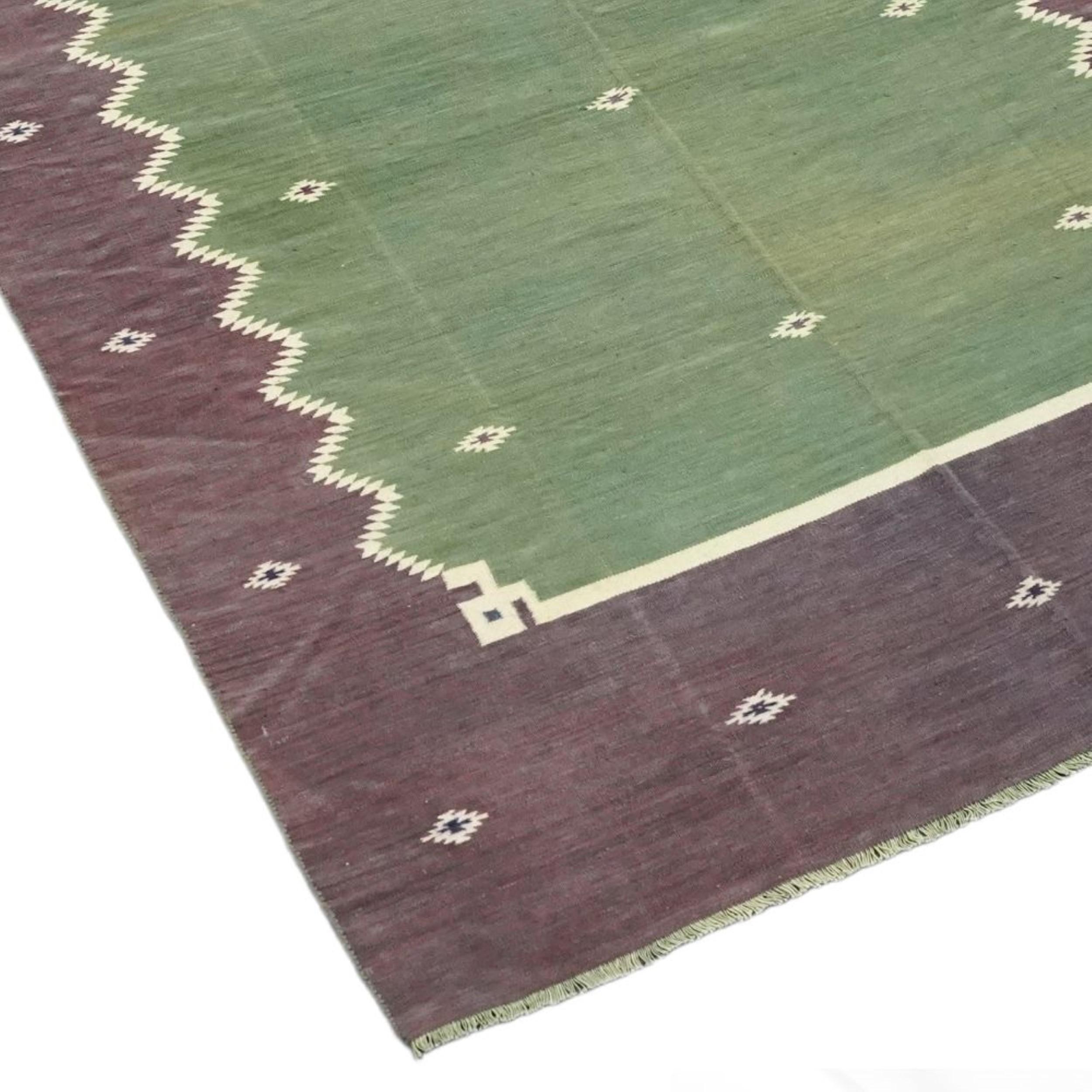 Tessuto a mano Tappeto vintage Dhurrie Runner in verde con bordo geometrico marrone  Rug & Kilim