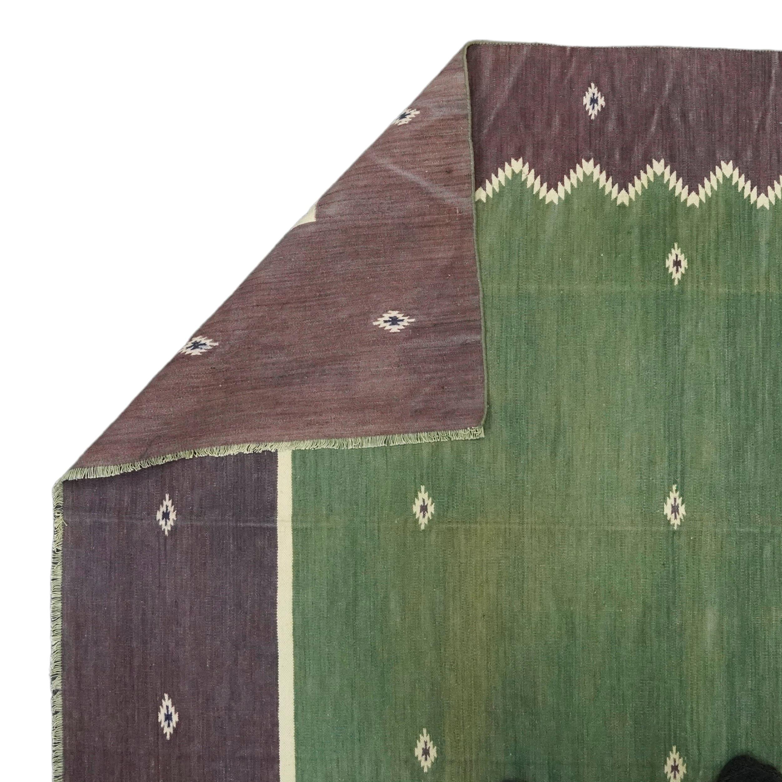 Tappeto vintage Dhurrie Runner in verde con bordo geometrico marrone  Rug & Kilim In condizioni buone a Long Island City, NY