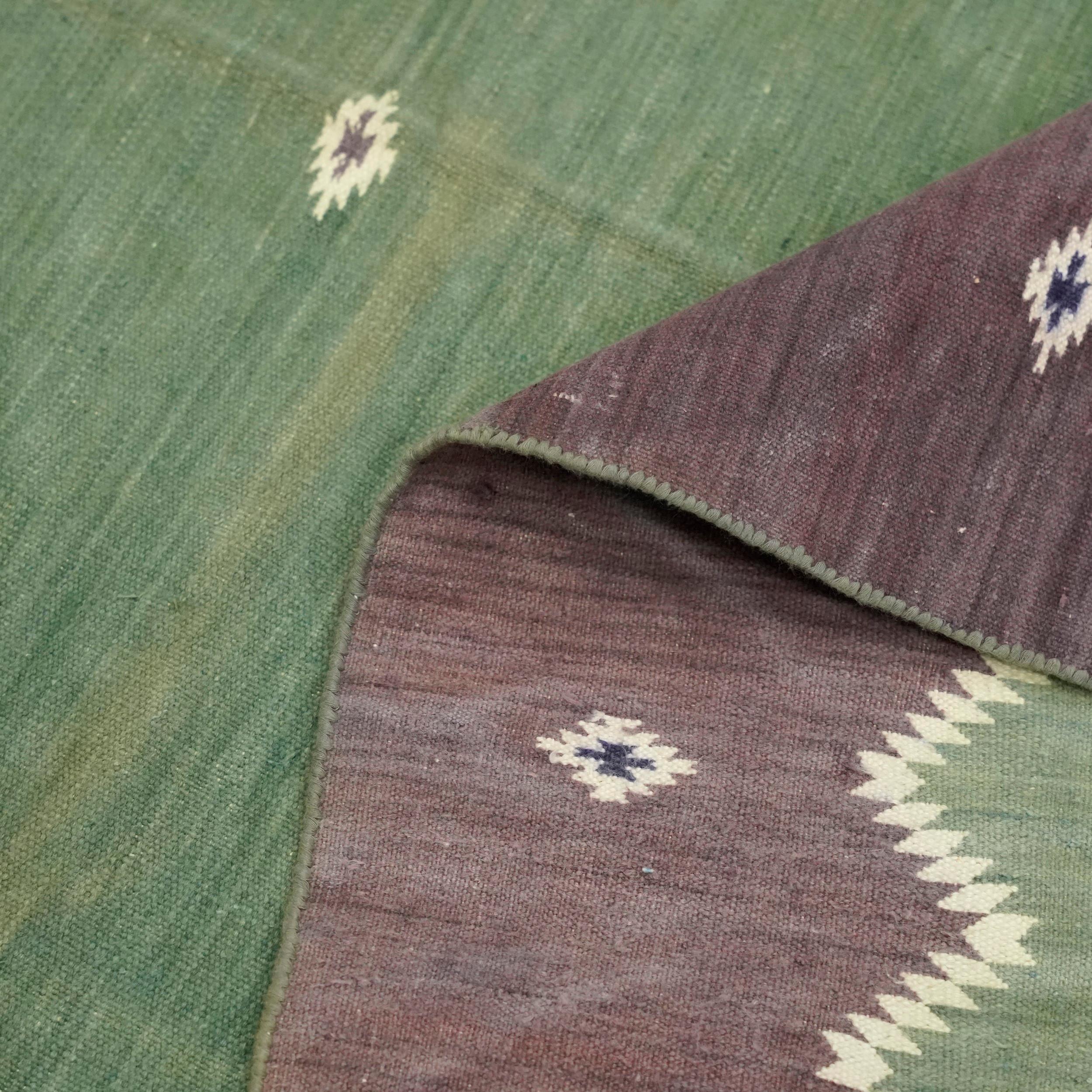 Metà XX secolo Tappeto vintage Dhurrie Runner in verde con bordo geometrico marrone  Rug & Kilim