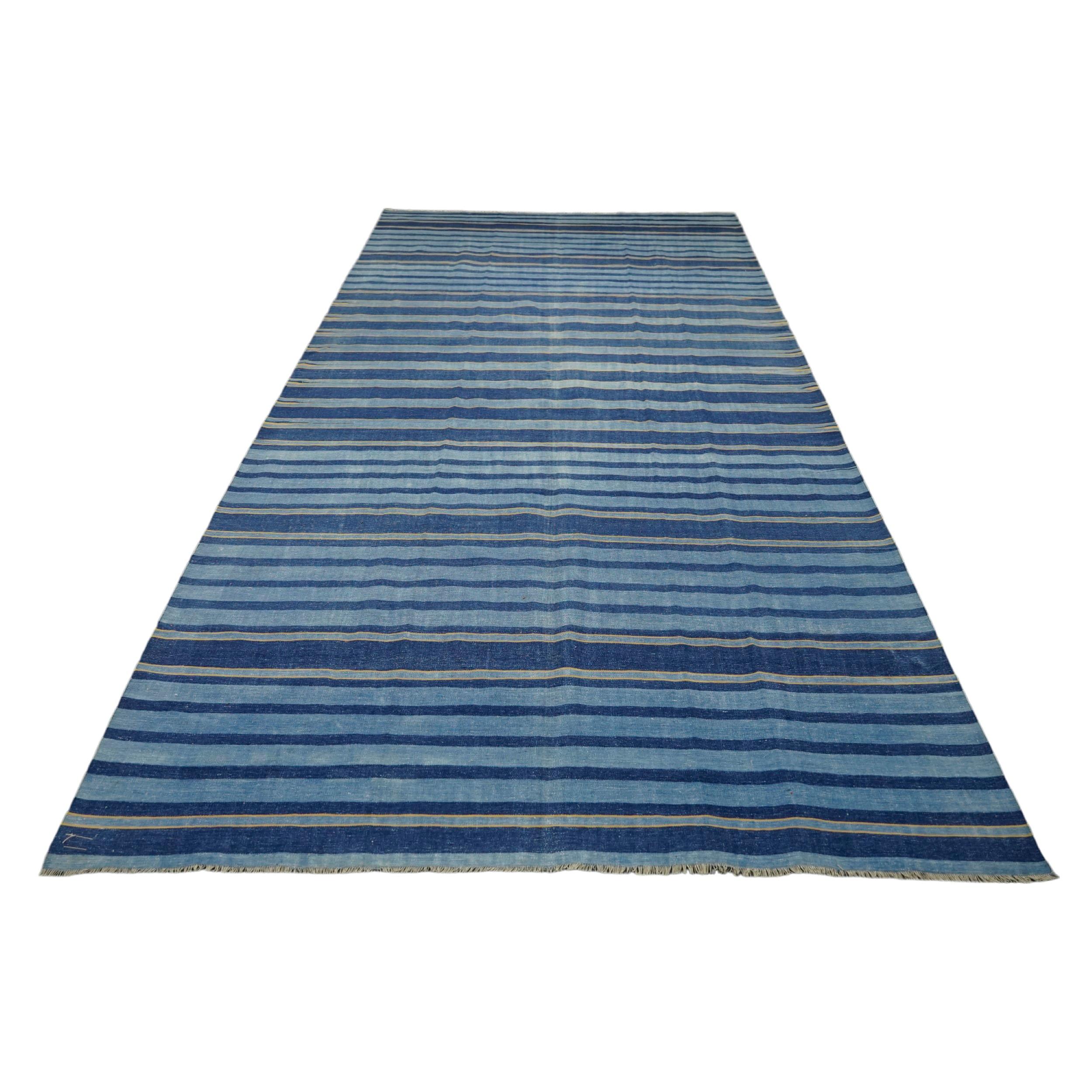 Esta alfombra Dhurrie vintage de 6x14 es una nueva y emocionante selección de la última adquisición de Rug & Kilim de raras y ejemplares telas planas de mediados de siglo del mismo estilo, tejidas en algodón en la India hacia 1950-1960. 

Sobre el