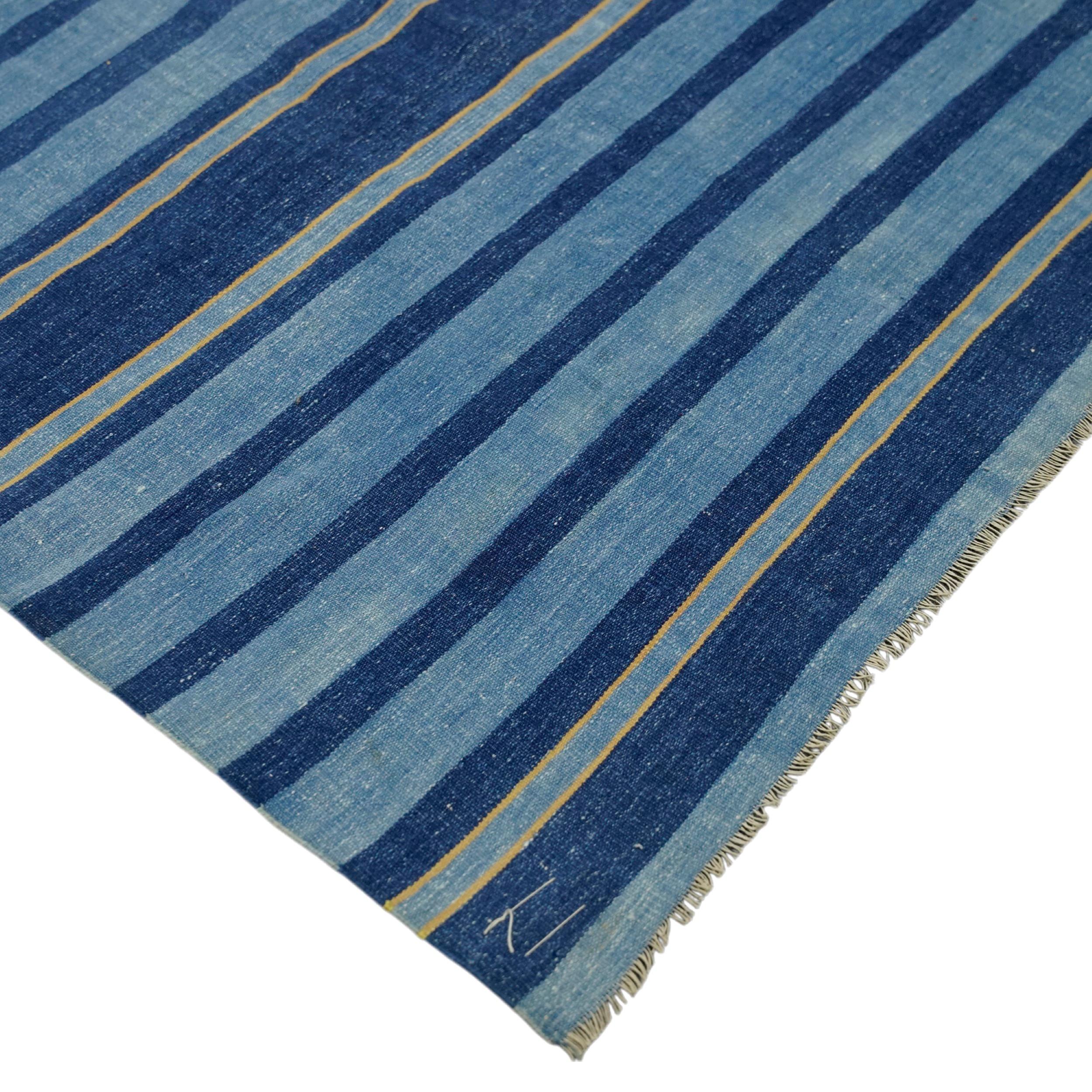 Alfombra de calle vintage Dhurrie con rayas azules y beige  Rug & Kilim Indio en venta