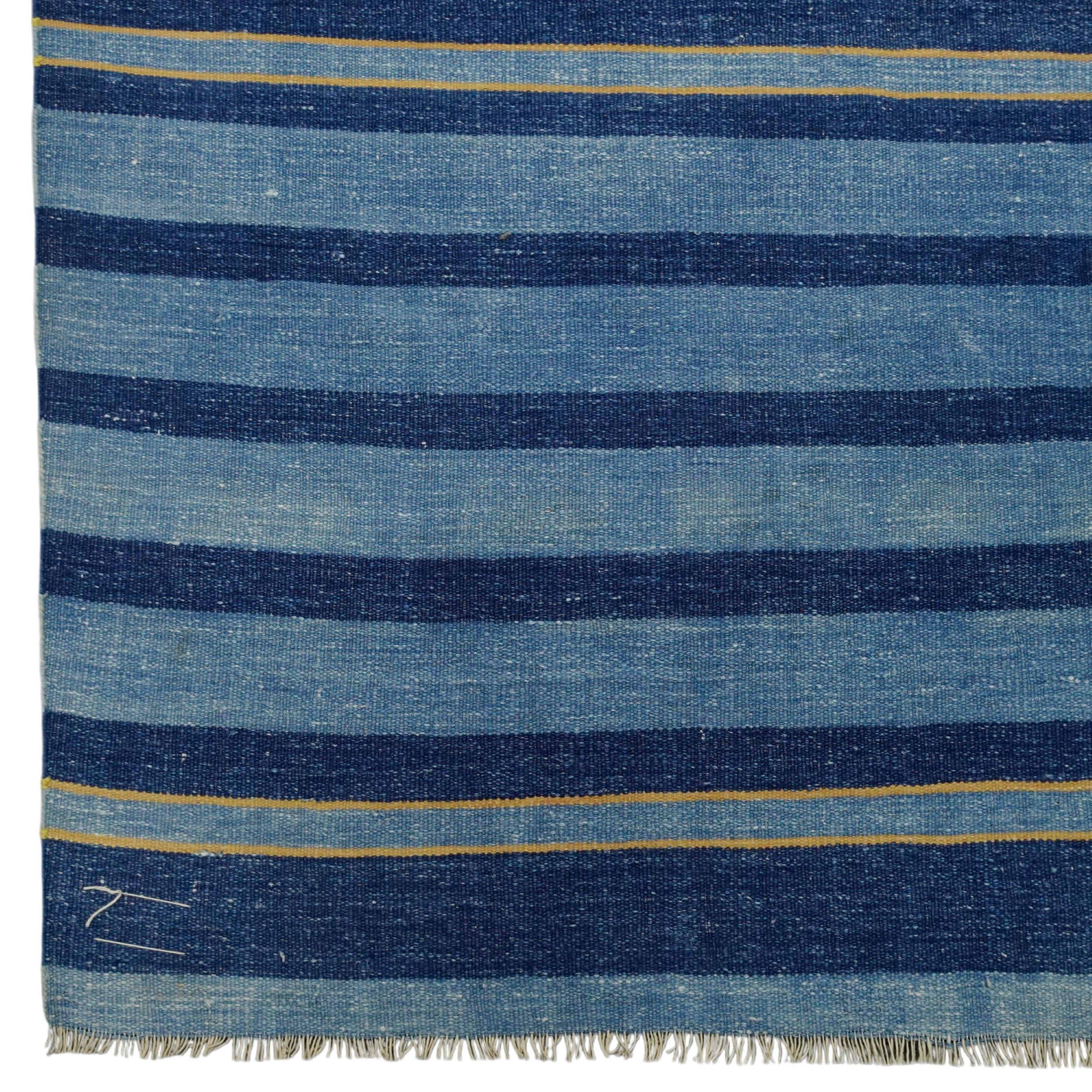 Alfombra de calle vintage Dhurrie con rayas azules y beige  Rug & Kilim Tejido a mano en venta