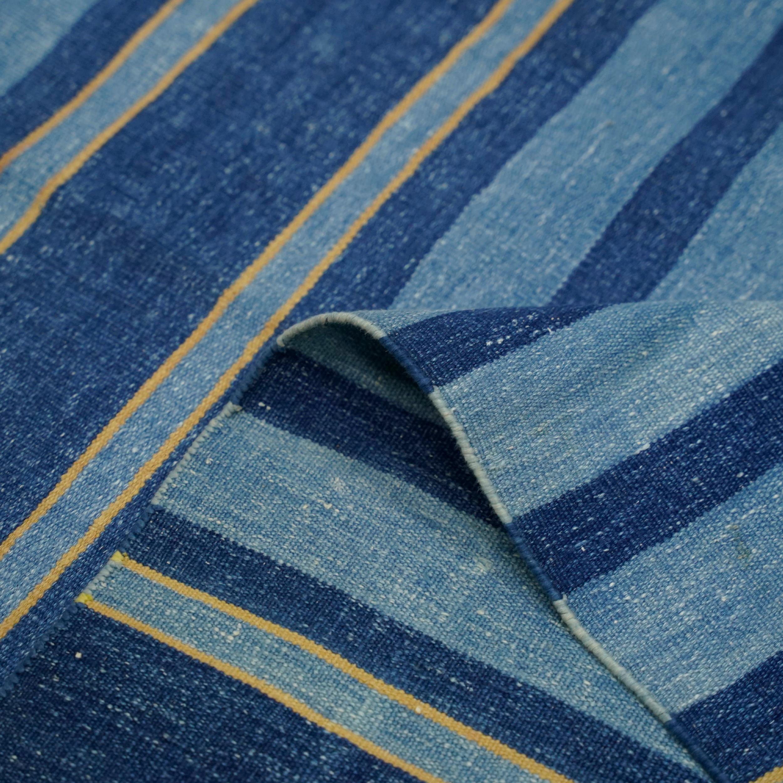 Alfombra de calle vintage Dhurrie con rayas azules y beige  Rug & Kilim en Bueno estado para la venta en Long Island City, NY