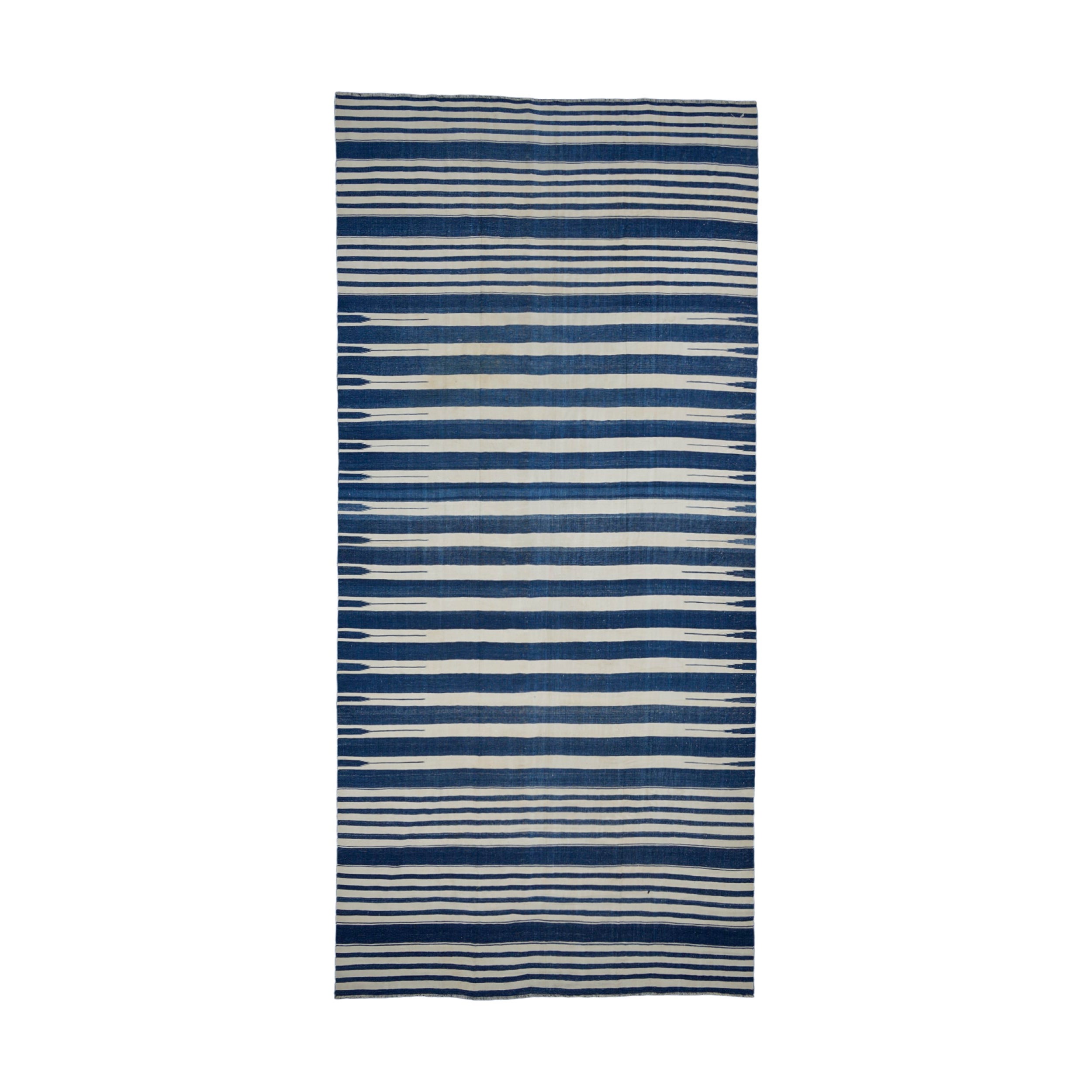 Alfombra de calle vintage Dhurrie con rayas azules y blancas  Rug & Kilim