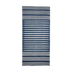 Alfombra de calle vintage Dhurrie con rayas azules y blancas  Rug & Kilim