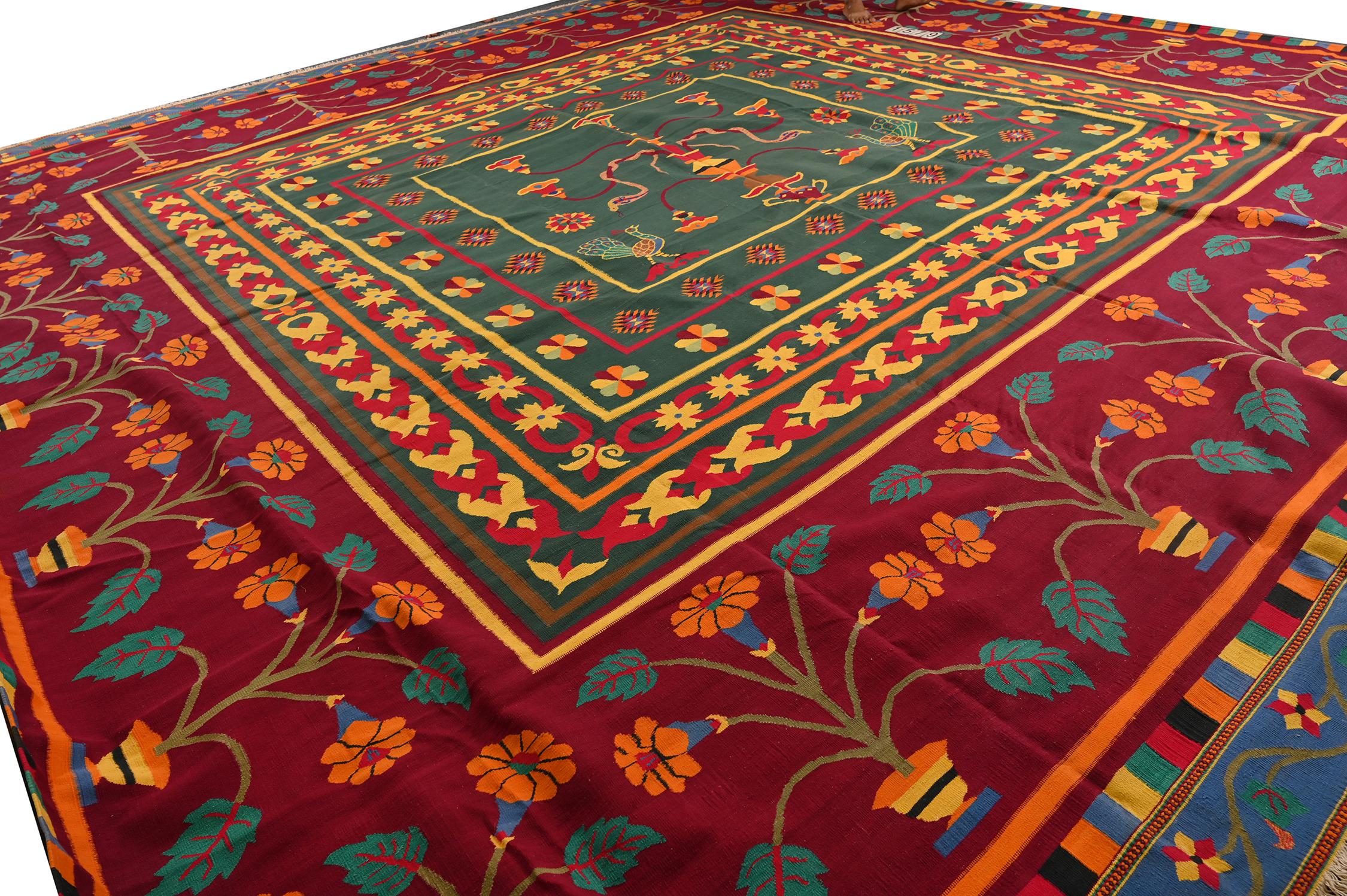Quadratische Dhurrie Flachgewebe mit malerischem Muster von Teppich & Kilim (Kelim) im Angebot