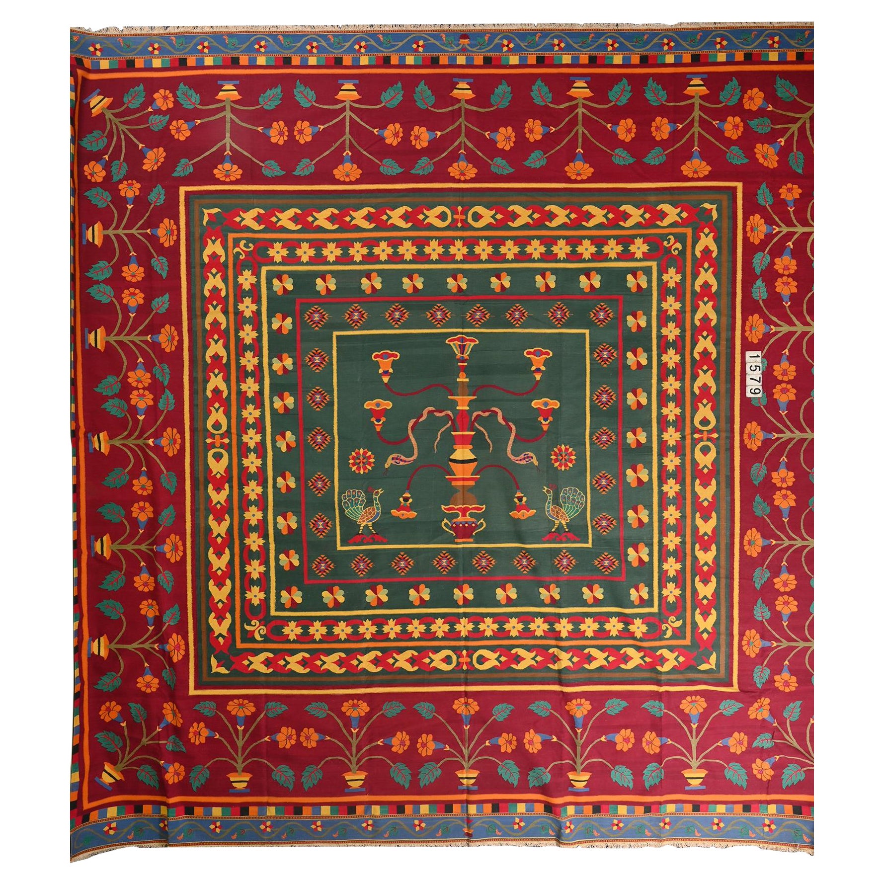 Quadratische Dhurrie Flachgewebe mit malerischem Muster von Teppich & Kilim im Angebot