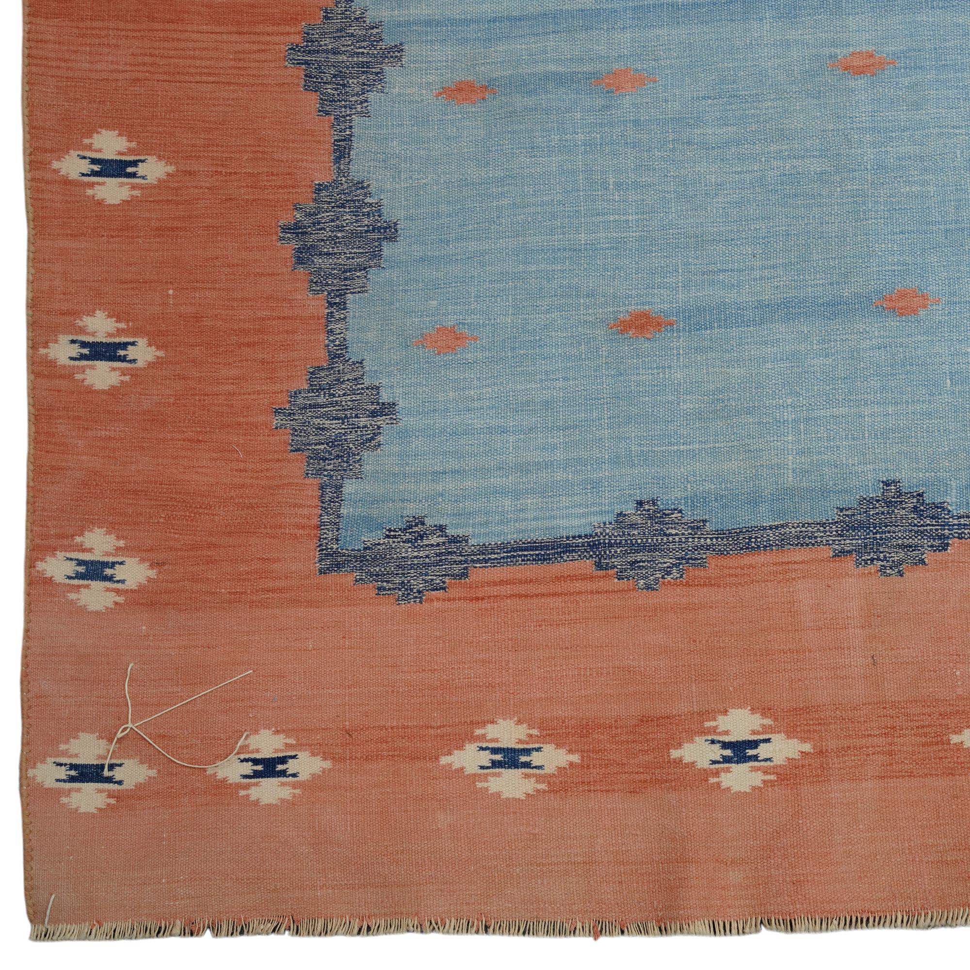 Dieser 13x13 große, quadratische Dhurrie-Flachgewebe-Teppich ist eine aufregende Neuanschaffung aus Rug & Kilims jüngstem Bestand an seltenen und beispielhaften Flachgeweben desselben Stils aus der Mitte des Jahrhunderts - gewebt aus Baumwolle in