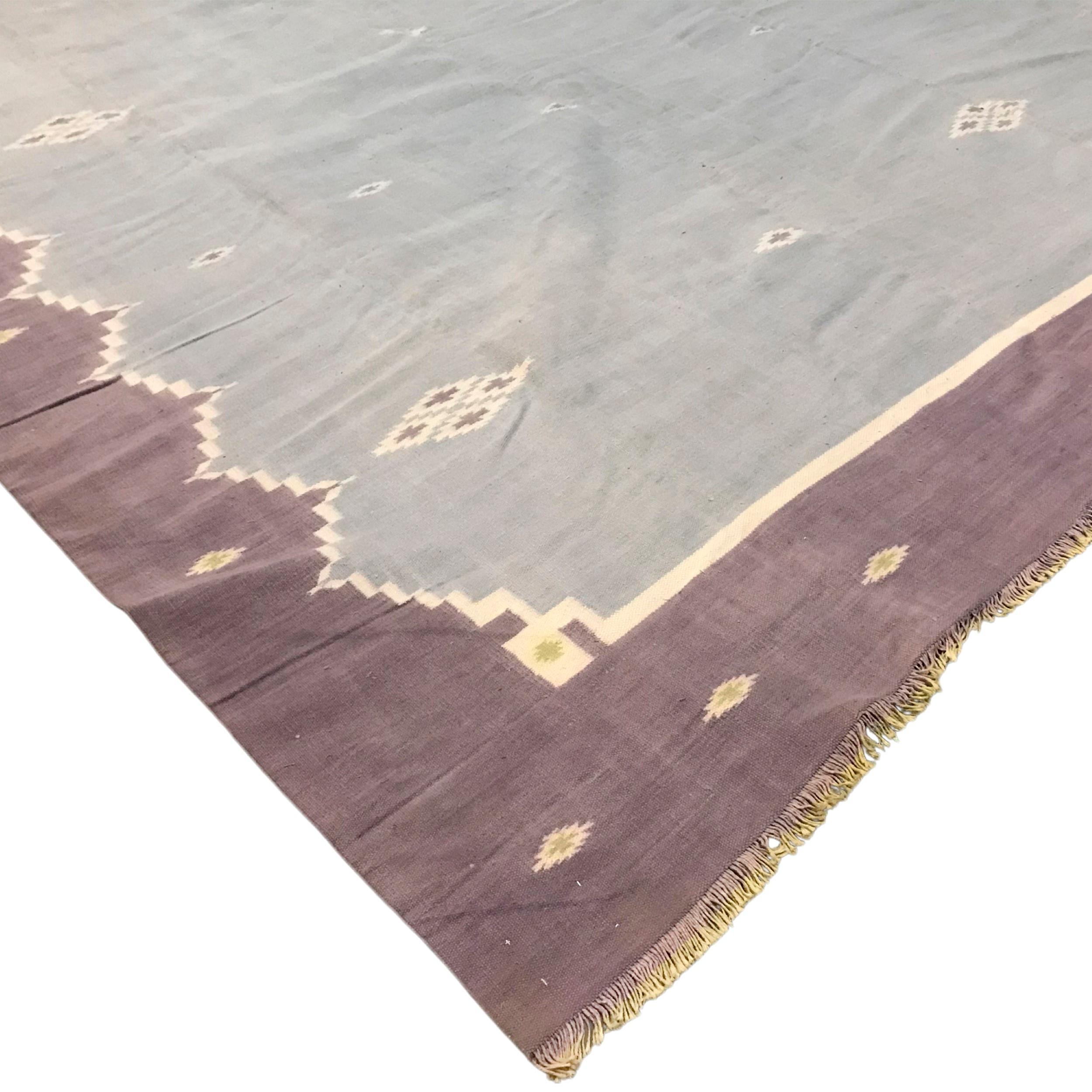 Dieser 11x11 große Vintage-Dhurrie-Teppich ist eine aufregende Neuanschaffung aus Rug & Kilims jüngstem Bestand an seltenen und beispielhaften Flachgeweben desselben Stils aus der Mitte des Jahrhunderts, die um 1950-1960 in Indien aus Baumwolle