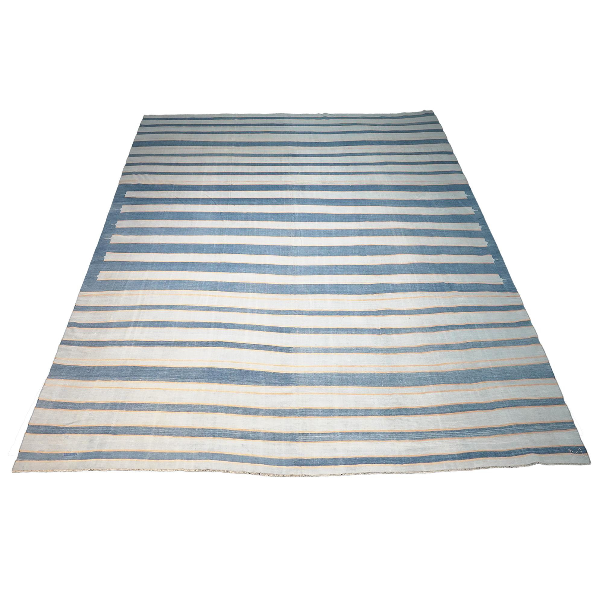 Quadratischer gestreifter Dhurrie-Teppich in Blau, von Rug & Kilim (Kelim) im Angebot