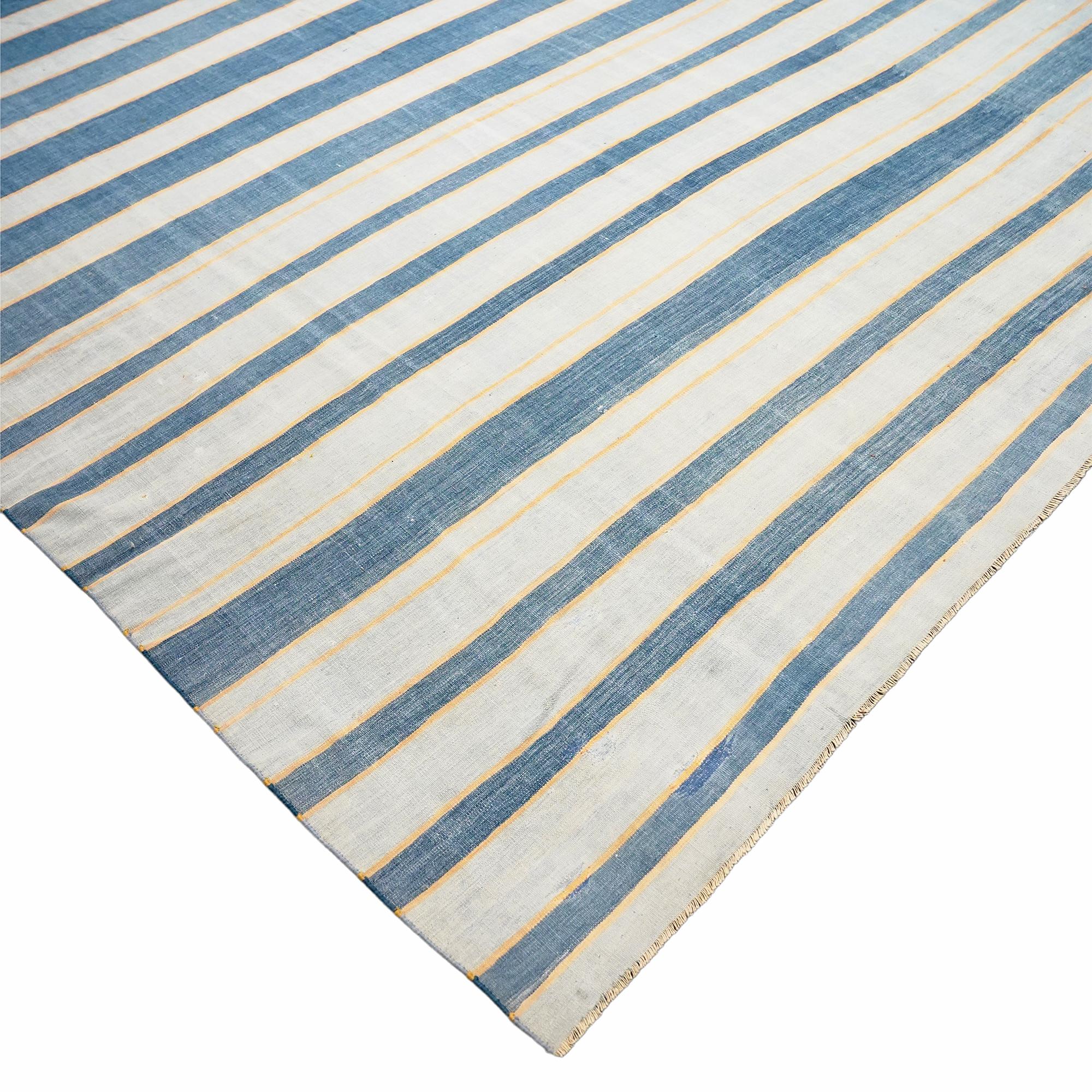 Quadratischer gestreifter Dhurrie-Teppich in Blau, von Rug & Kilim (Handgewebt) im Angebot