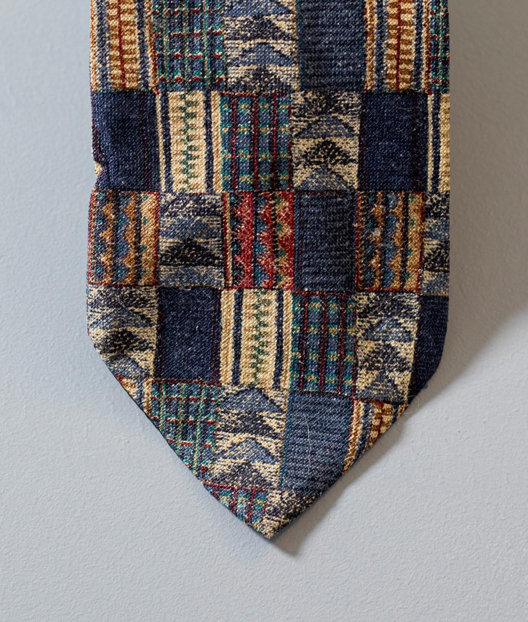 Cravate Vintage Di Alessandro, Elle est fabriquée en 100% soie, ce qui explique sa douceur et sa qualité. Décorée de petits carrés aux motifs différents. Si vous ne savez pas quoi porter pour une soirée d'hiver entre amis, c'est l'accessoire qu'il