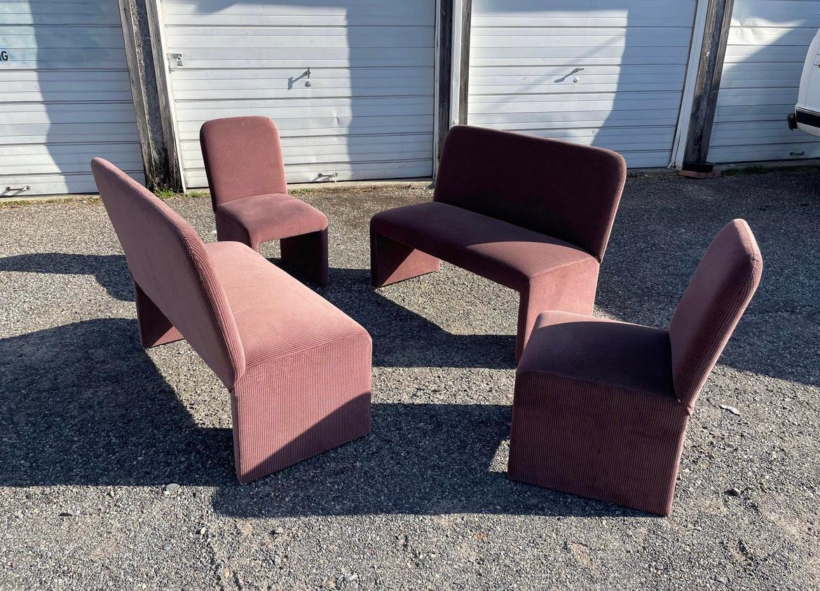 Sièges pour 6 personnes par le Design Institute of America. Chaque banc a une largeur de 49