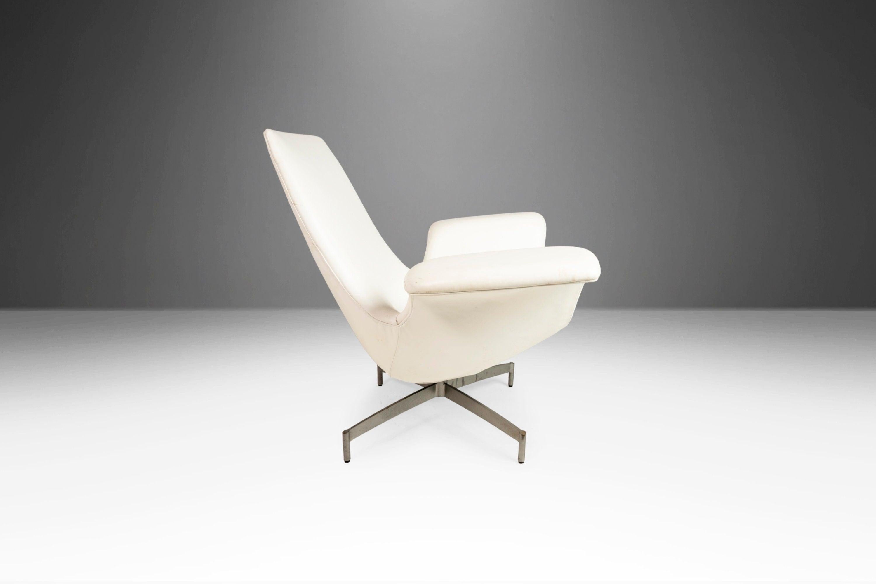 Inspired by the classic design aesthetic of mid-century modernism, the Dialogue chair provides an intuitive and purposeful solution for casual conference and lobby scenarios. Simple yet functional, the lounge chair features an integral task surface