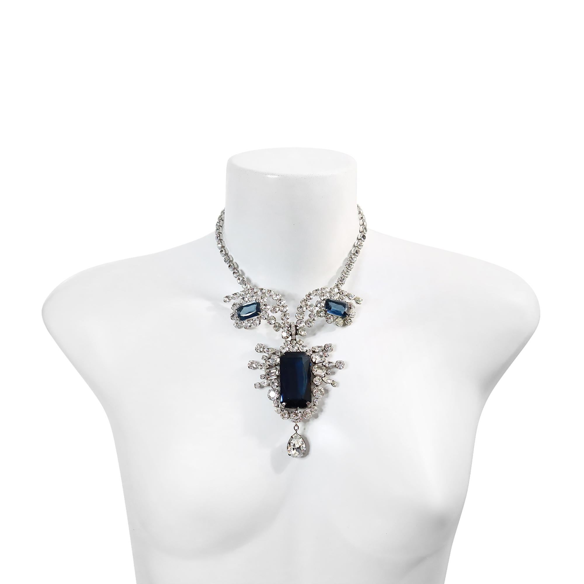 Moderne Collier pendentif vintage en diamants et saphirs Circa Vintage 1980's en vente