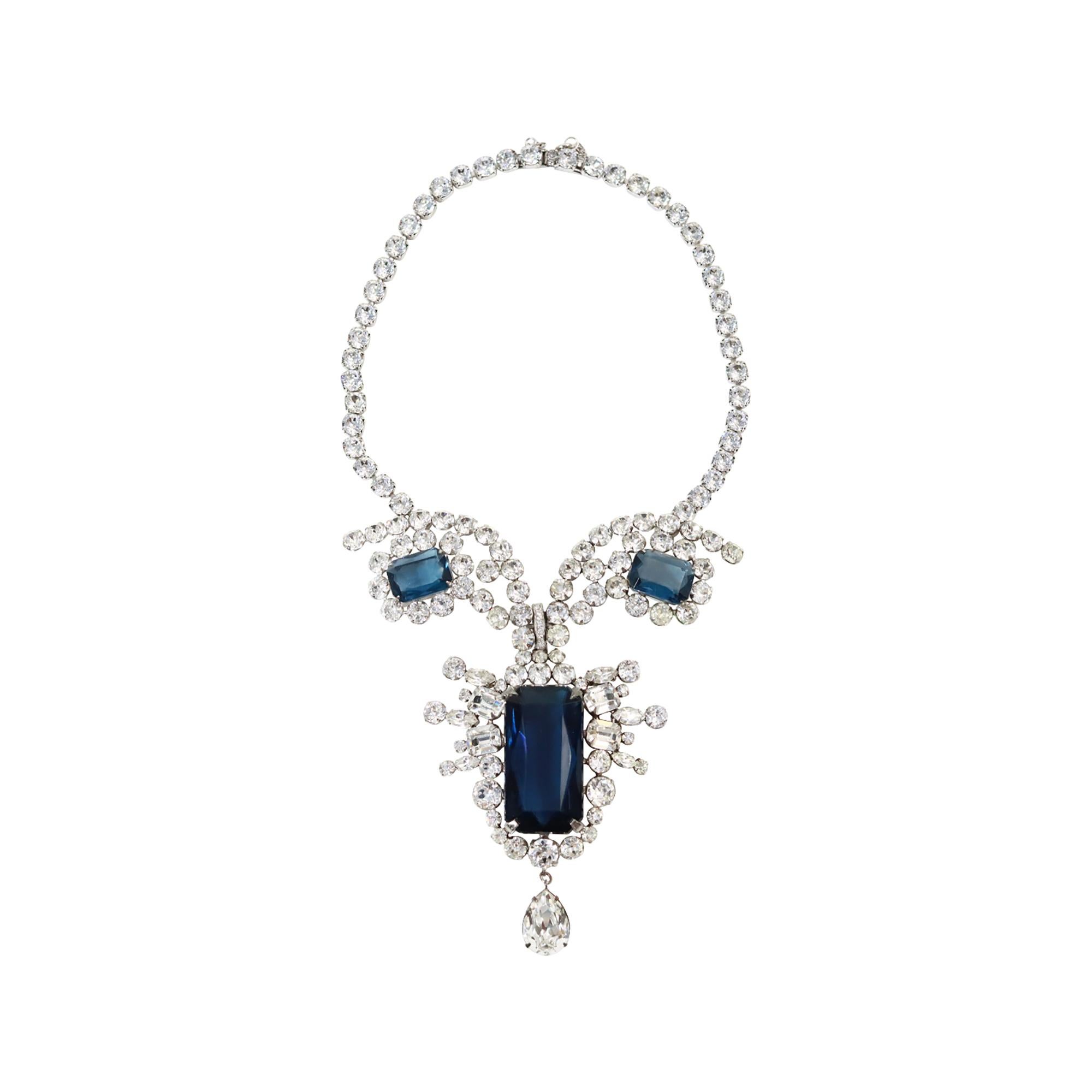 Collier pendentif vintage en diamants et saphirs Circa Vintage 1980's Unisexe en vente