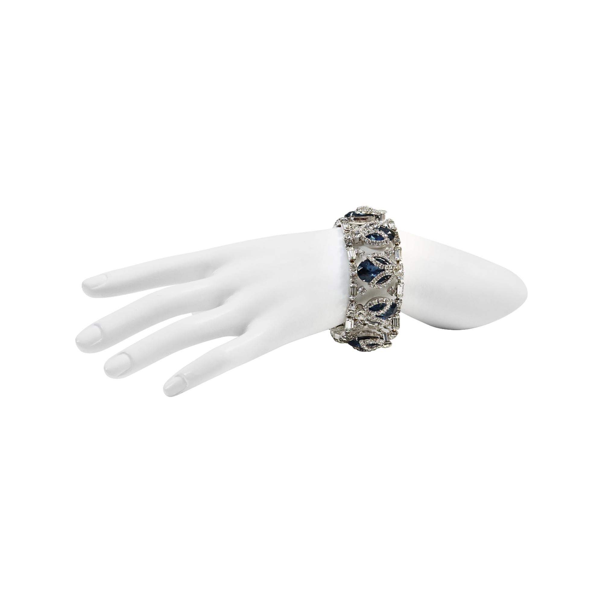 Bracciale vintage con diamanti e zaffiri finti 3D in rilievo, circa 1960 in vendita 1
