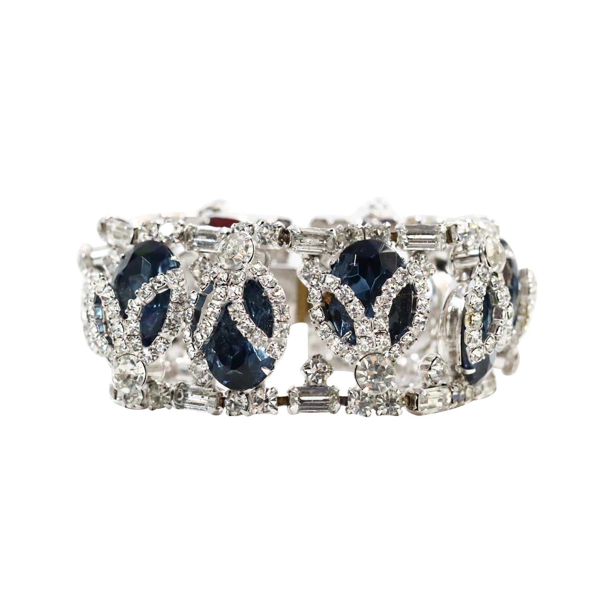 Bracciale vintage con diamanti e zaffiri finti 3D in rilievo, circa 1960 in vendita 2