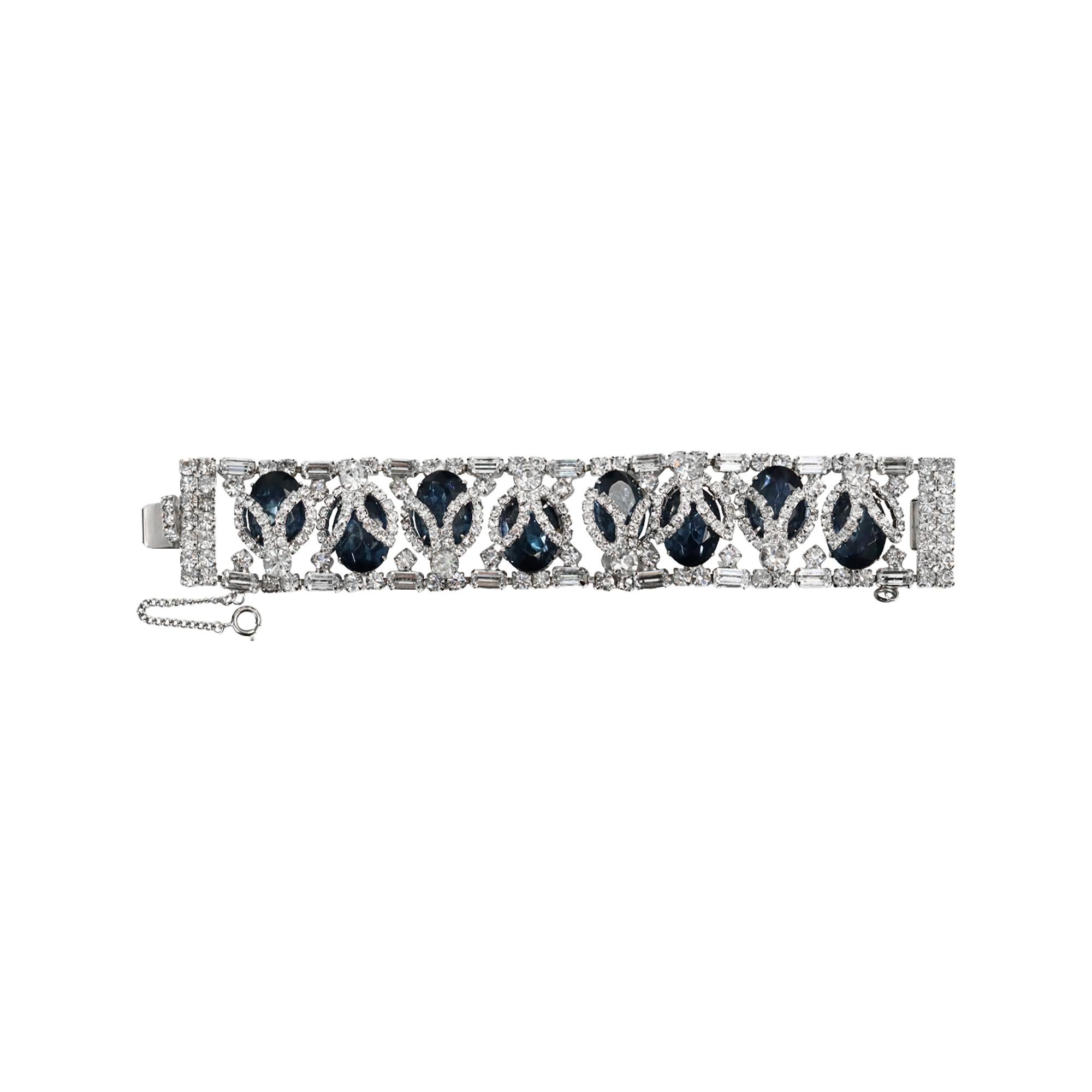 Bracciale vintage con diamanti e zaffiri finti 3D in rilievo, circa 1960 in vendita 3