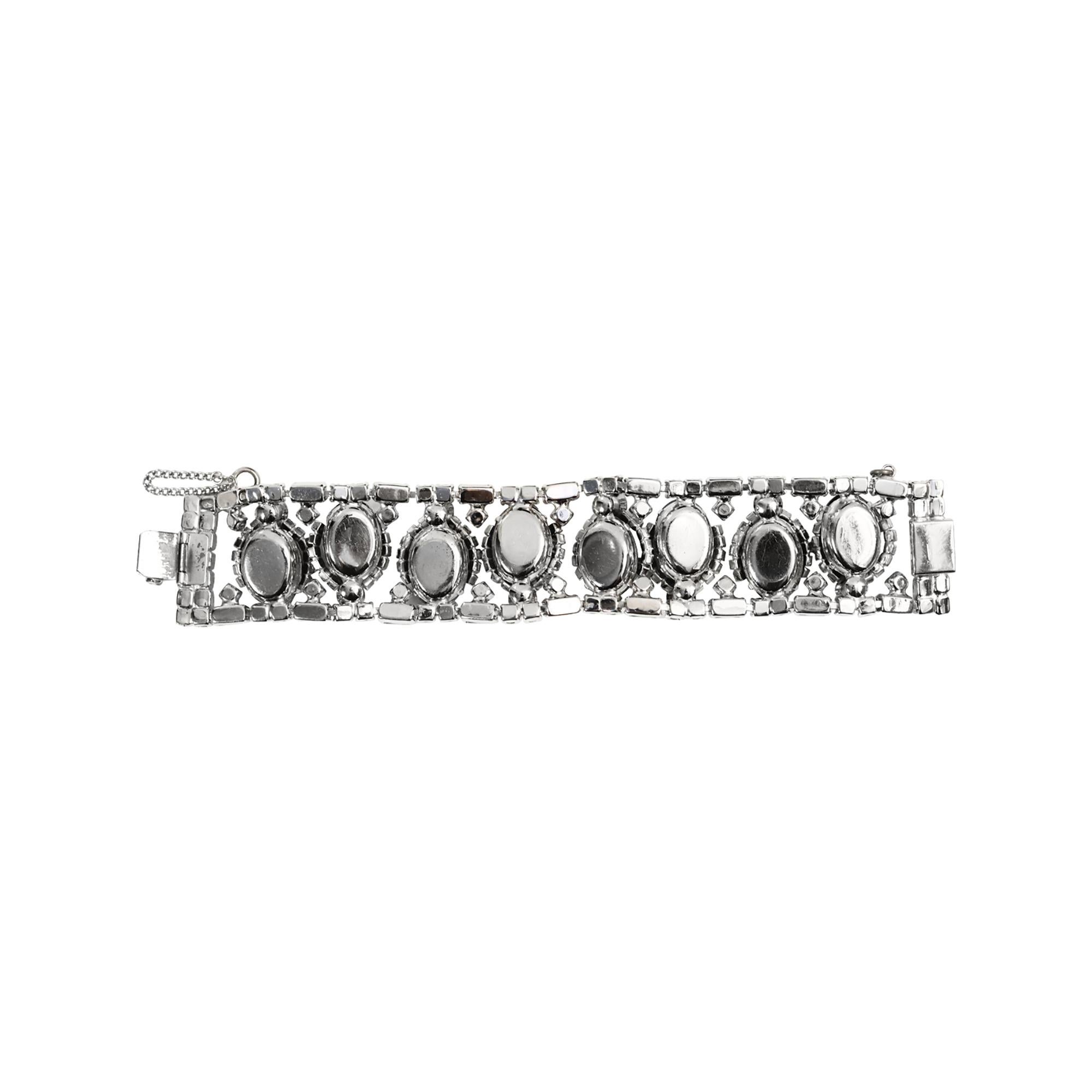 Bracciale vintage con diamanti e zaffiri finti 3D in rilievo, circa 1960 in vendita 4