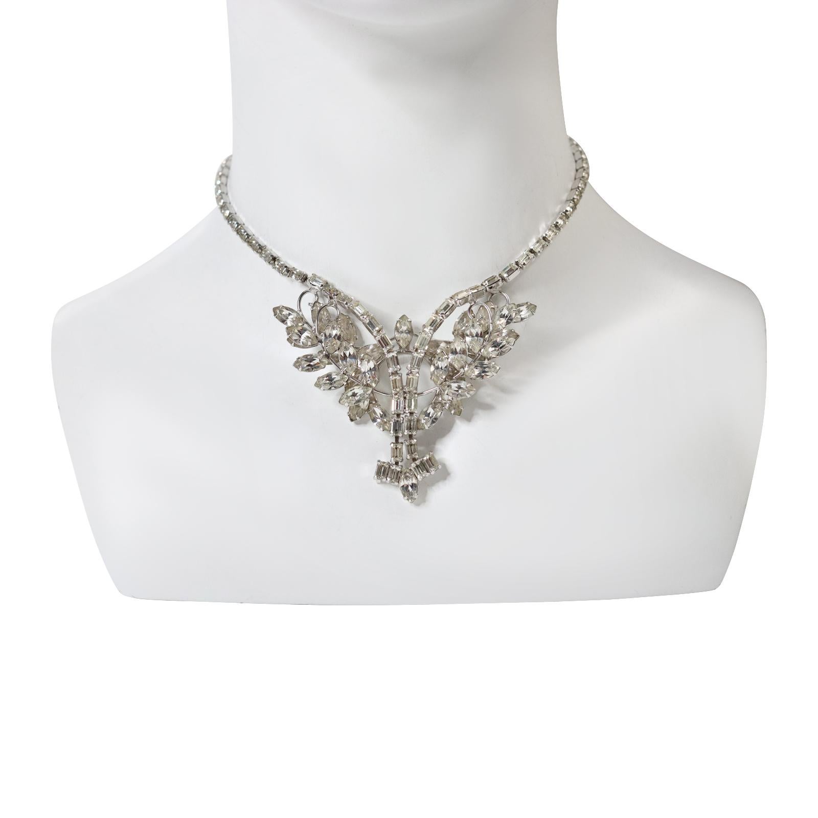 Vintage Diamante Smaragd Form mit Baguette Choker Halskette CIRCA 1960s. Baguetten umschließen die Halskette und bilden eine schöne, erhabene Form, die auf beiden Seiten der Fassung an einen Marquis erinnert und nach oben zeigt.  Er wird nach Ihrer