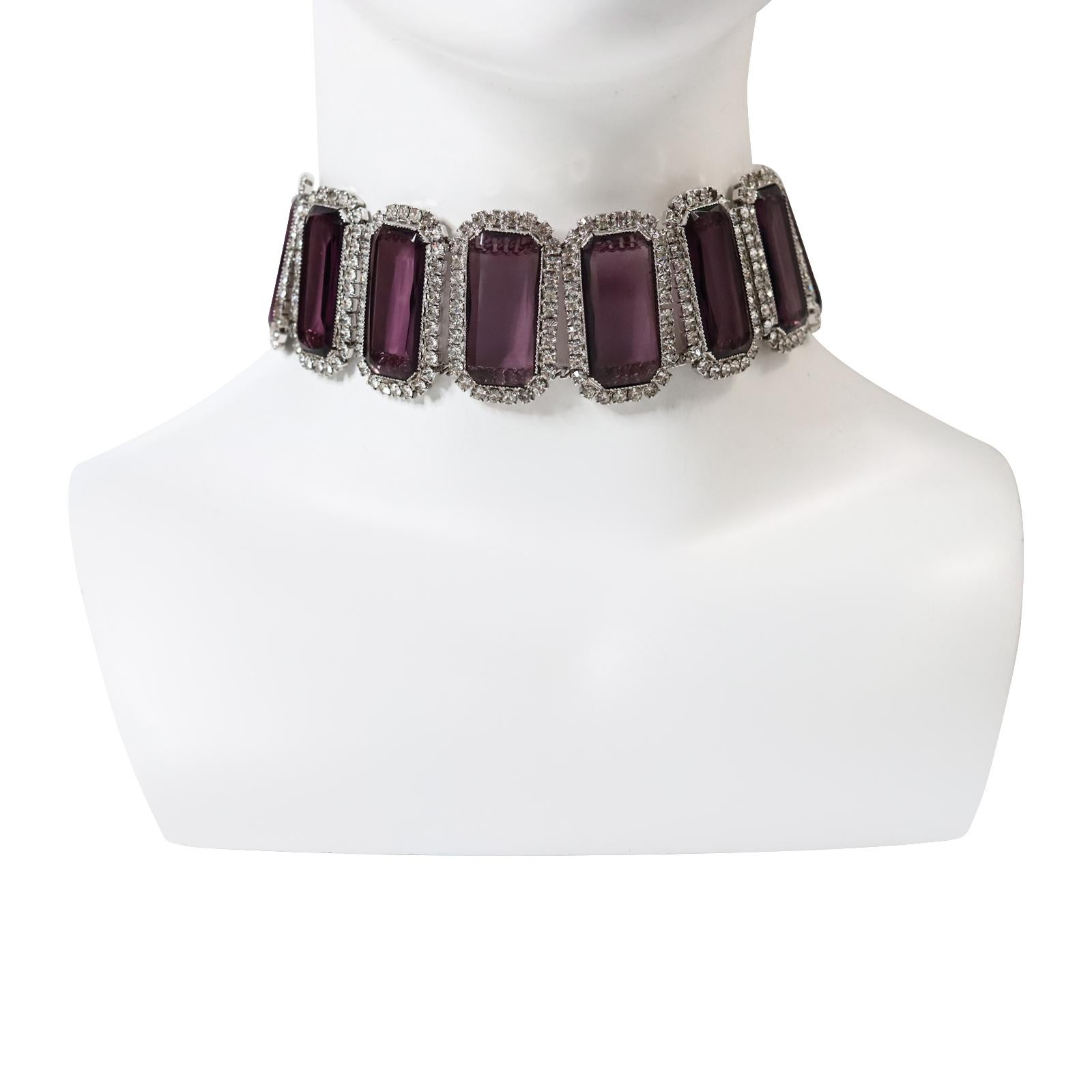 Diamante vintage a forma di smeraldo con girocollo viola, circa anni '80. Questo pezzo è davvero unico.  Presenta otto pezzi (un numero fortunato) di vetro viola, circondati da un'incastonatura con diamanti rotondi. Hanno alcune file di diamanti su