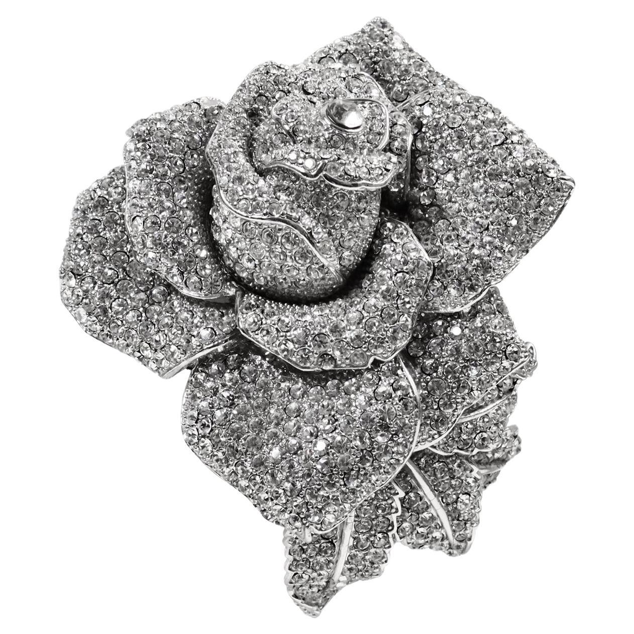 Vintage Diamante Große Rose Manschette Clamper Armband CIRCA 1990er Jahre.  Dieses Stück ist ein Statement.  Sie können ein schwarzes Kleid und das hier tragen und Sie sind bereit. Sie können eine schwarze Blazer-Jeans und ein gestärktes weißes Hemd