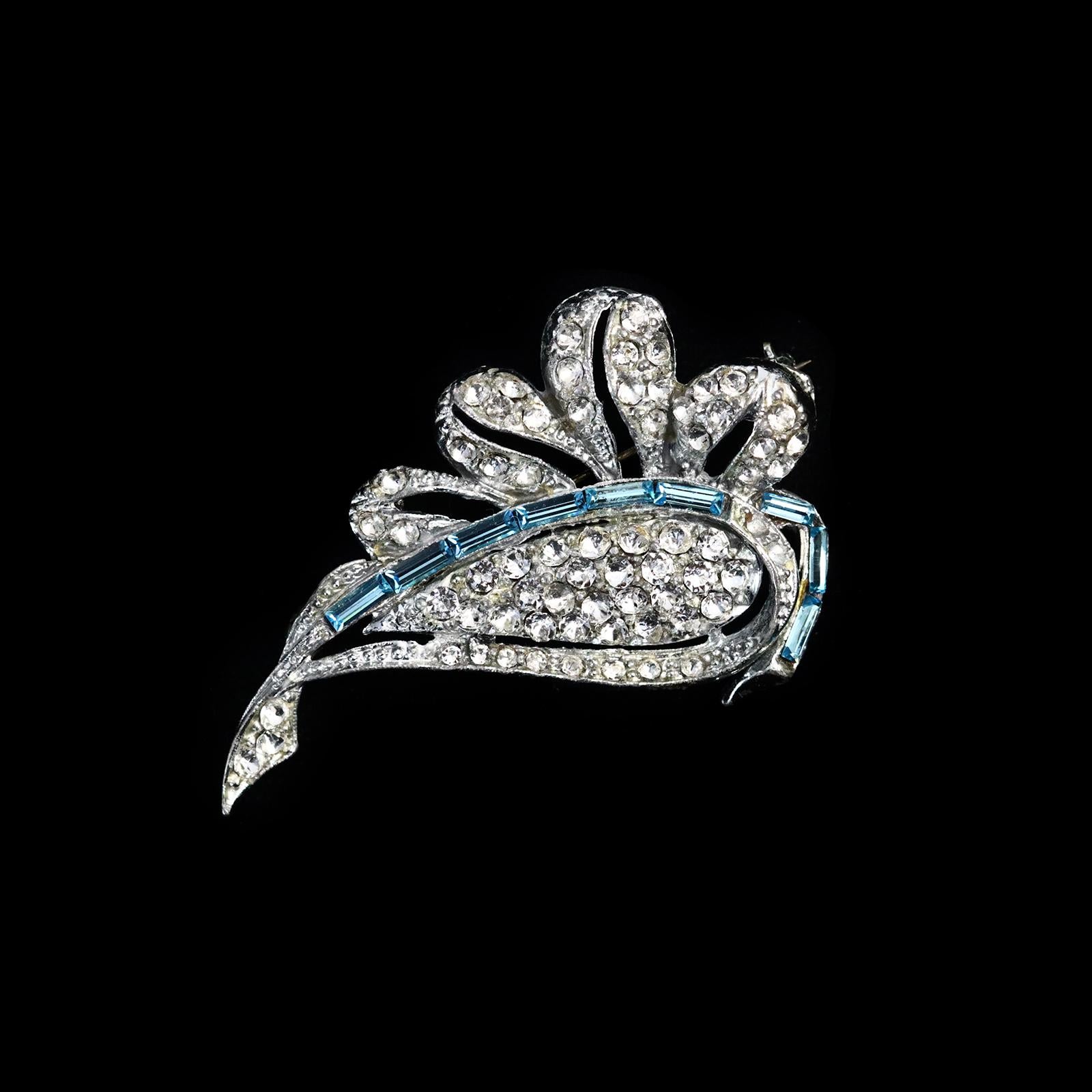 Broche vintage en forme de feuille de diamant avec pav et baguette bleue (annes 1960) Bon état - En vente à New York, NY