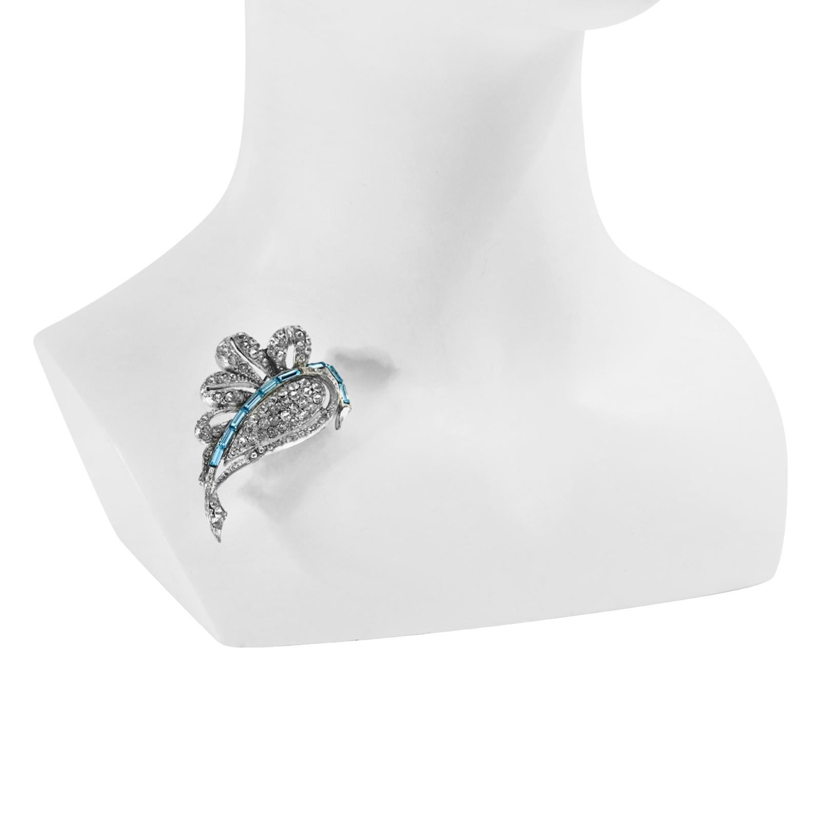 Broche vintage en forme de feuille de diamant avec pav et baguette bleue (annes 1960) Unisexe en vente