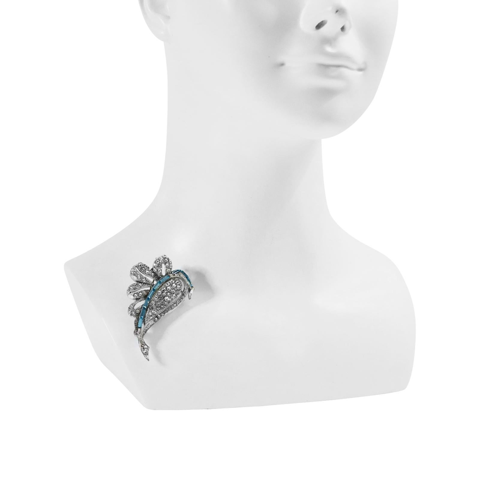 Broche vintage en forme de feuille de diamant avec pav et baguette bleue (annes 1960) en vente 2