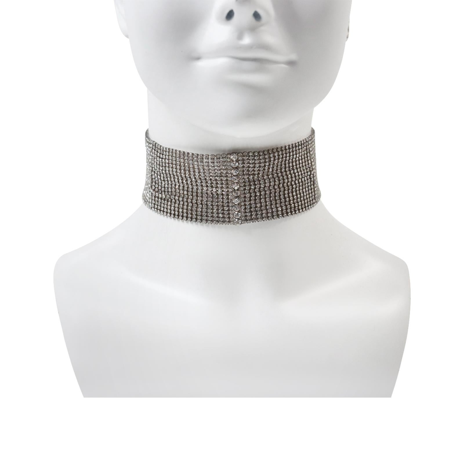 Vintage Diamante Wide Choker CIRCA 1970er Jahre. Dies ist einer der schönsten Choker, die ich je gesehen habe. Es ist so göttlich.  Er besteht aus 19 Reihen mit sehr kleinen, runden Steinen in Zackenfassung, dazwischen eine Leiste und in der Mitte