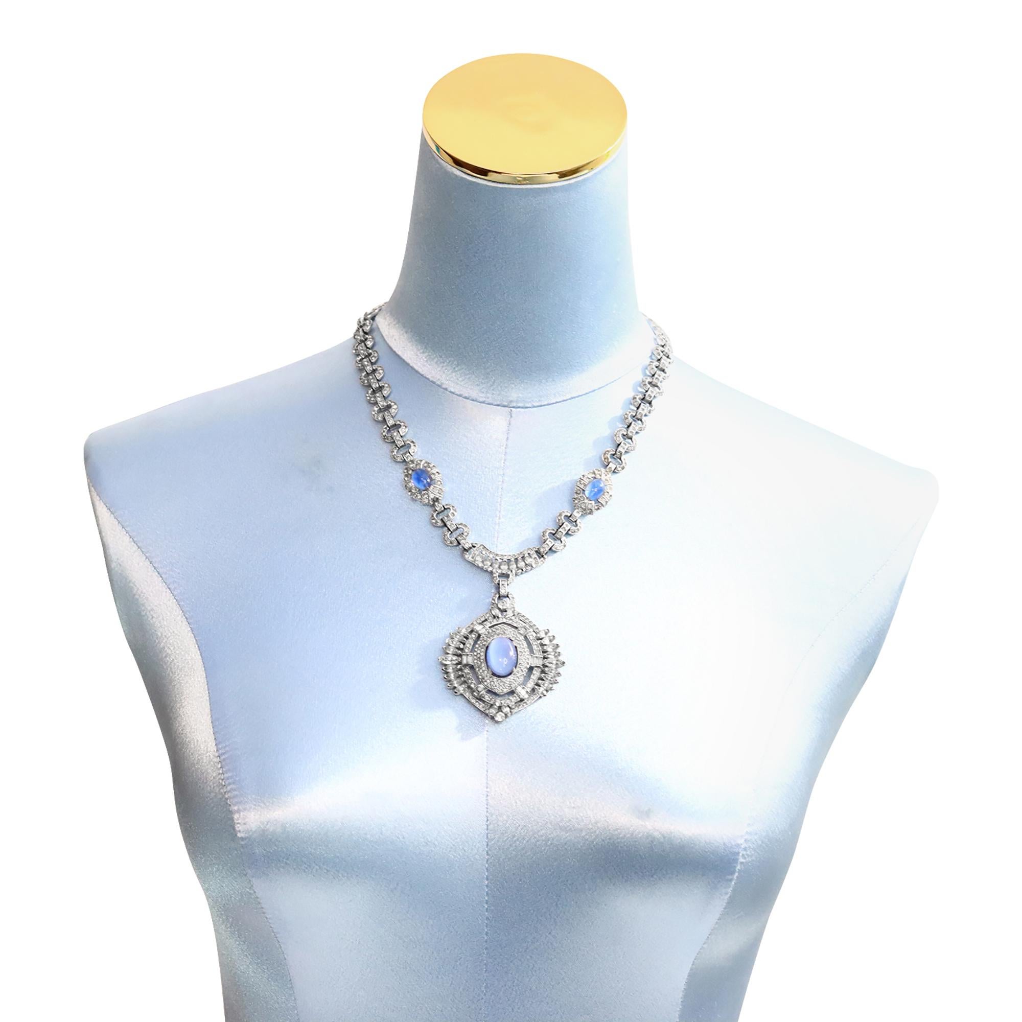 Collana con ciondolo pendente con diamante e cabochon blu lucido, vintage, anni '60 circa In condizioni buone in vendita a New York, NY
