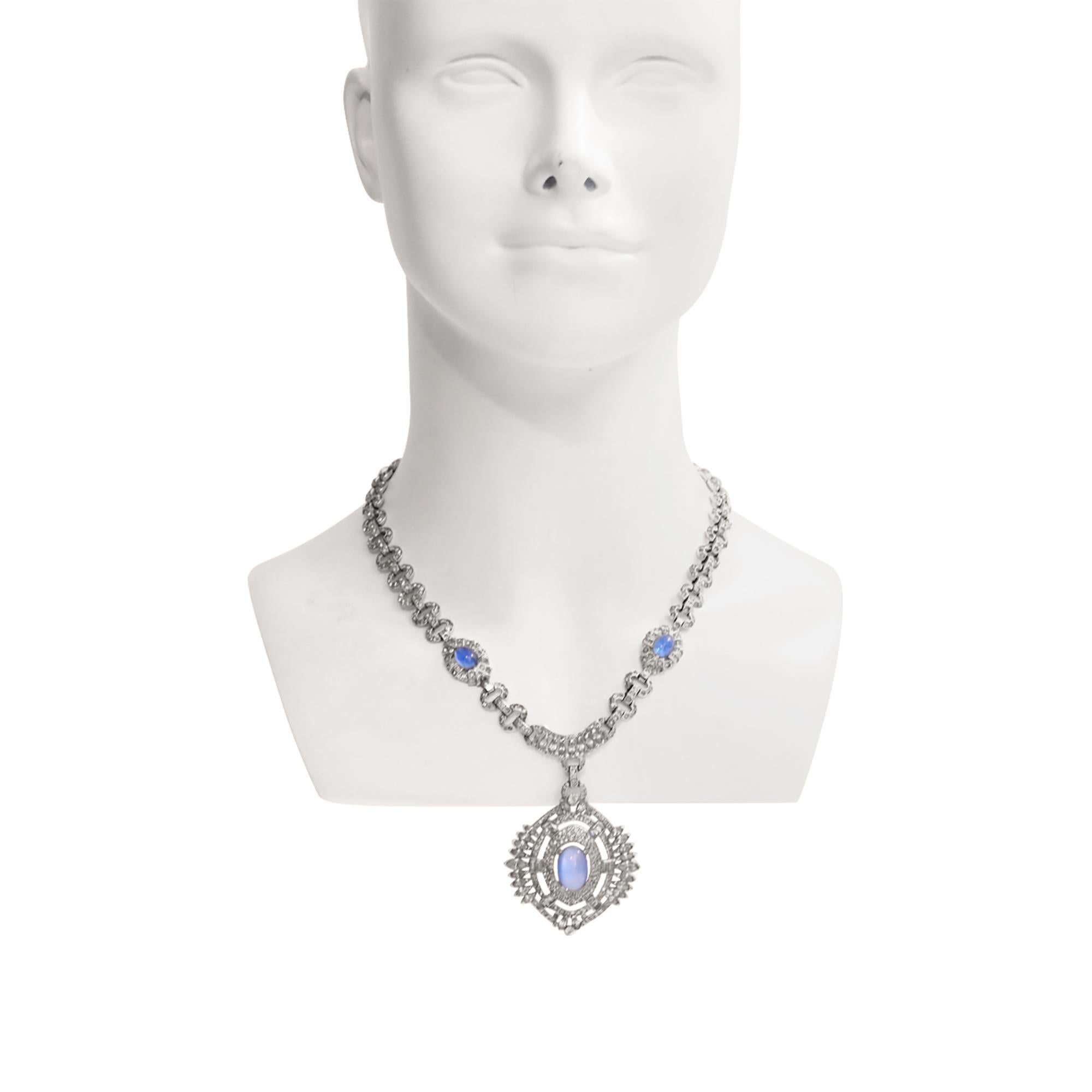 Collana con ciondolo penzolante vintage con diamante e cabochon blu lucido Circa 1960. Questo splendido pezzo presenta diversi tagli di pietre, tra cui il pavé e la pera, ed è impreziosito da tre cabochon blu lucenti che hanno una forma perfetta e