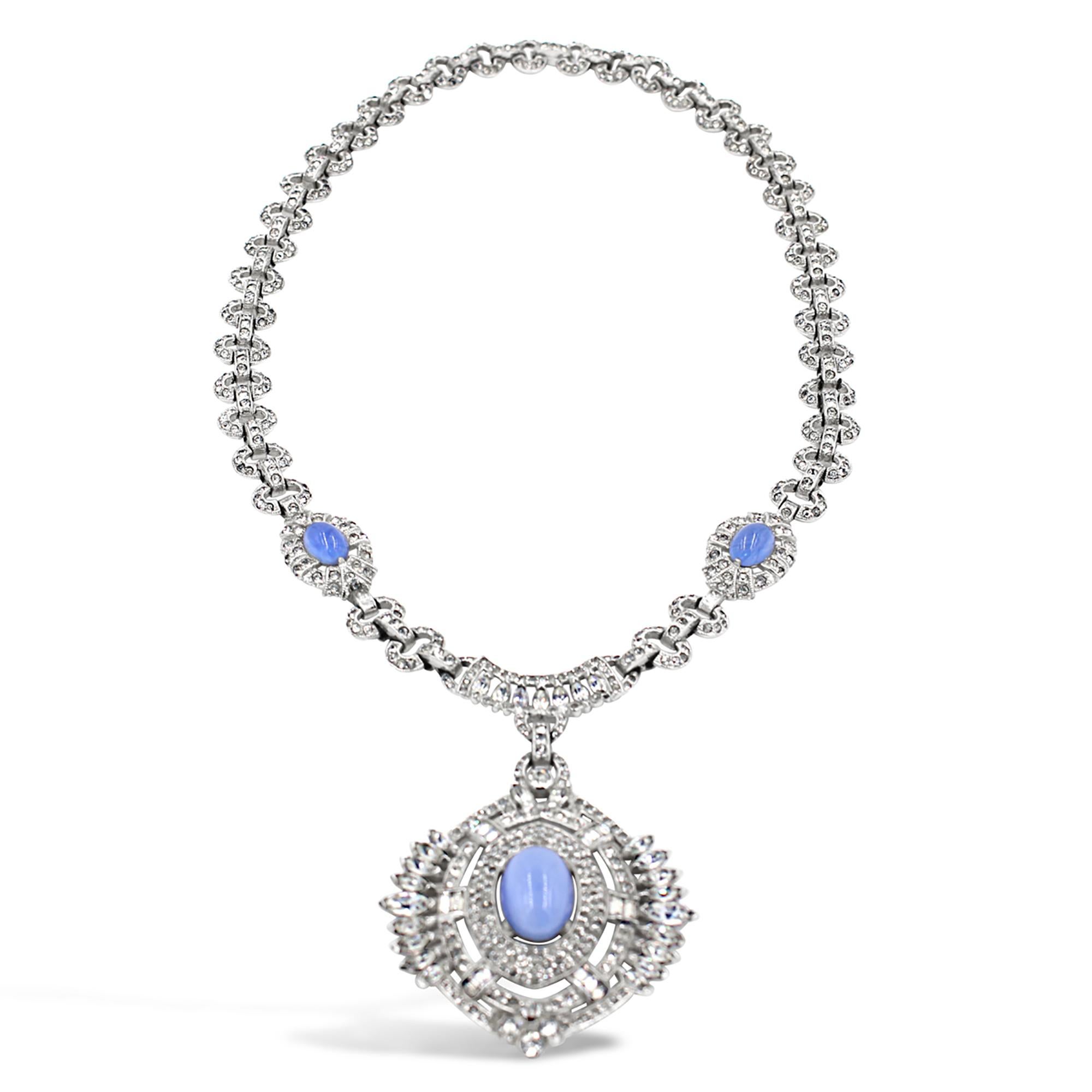 Collier pendentif vintage en diamant et cabochon bleu brillant Circa 1960. Cette magnifique pièce présente différentes tailles de pierres, notamment en pavé et en poire, et est rehaussée de trois cabochons bleus brillants qui sont en parfaite forme