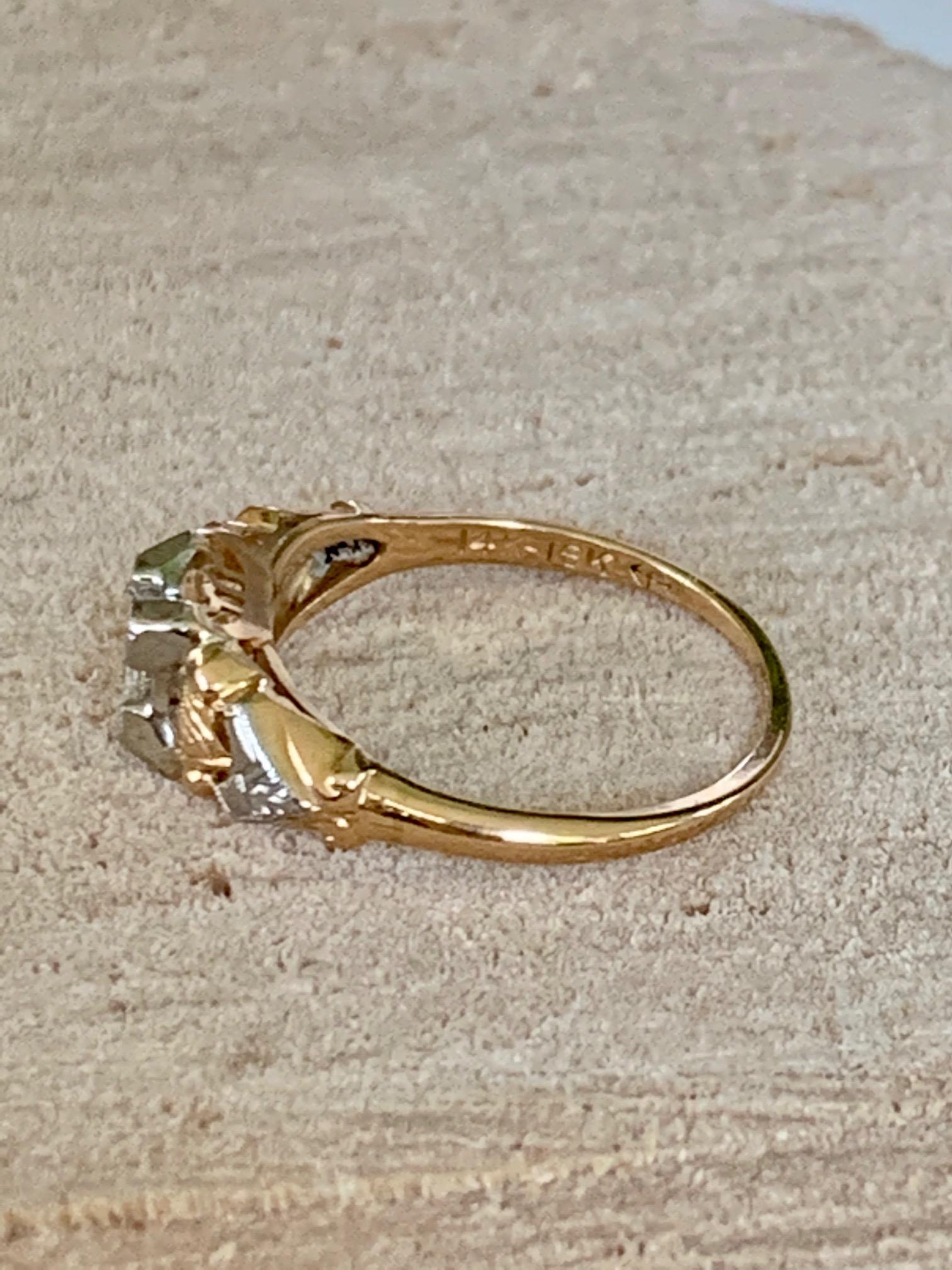 Dies ist eine schöne 14k-18k Gelb-und Weißgold Jahrgang Diamantring.  
Ära: 1940's. 
Sie ist mit 14k-18k gestempelt. 
Dieser Ring hat folgende Merkmale: 
1 Diamant im Brillantschliff VS-G/H = ca. .18 ctw
Größe: 5 -Dieser Ring ist größenveränderbar::