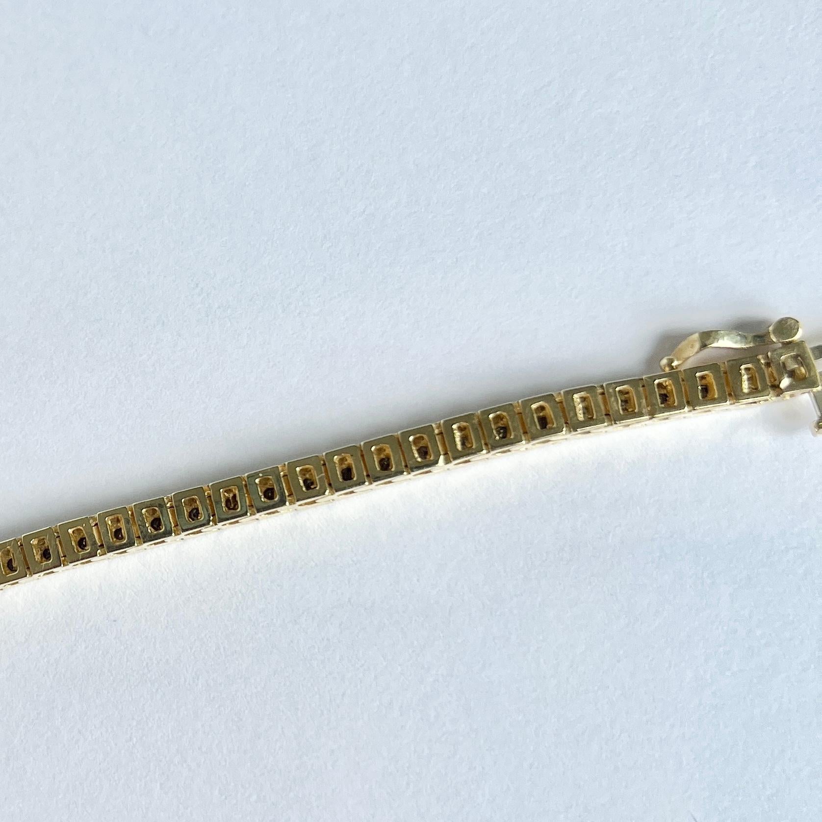 Dieses fabelhafte Armband besteht aus 63 Gliedern, von denen jedes einen kleinen, wunderschönen Diamanten von je 2 Pkt. enthält. Das Gesamtkaratgewicht der Diamanten in diesem Armband beträgt 1,26 pts. Das Armband ist aus 14-karätigem Gold