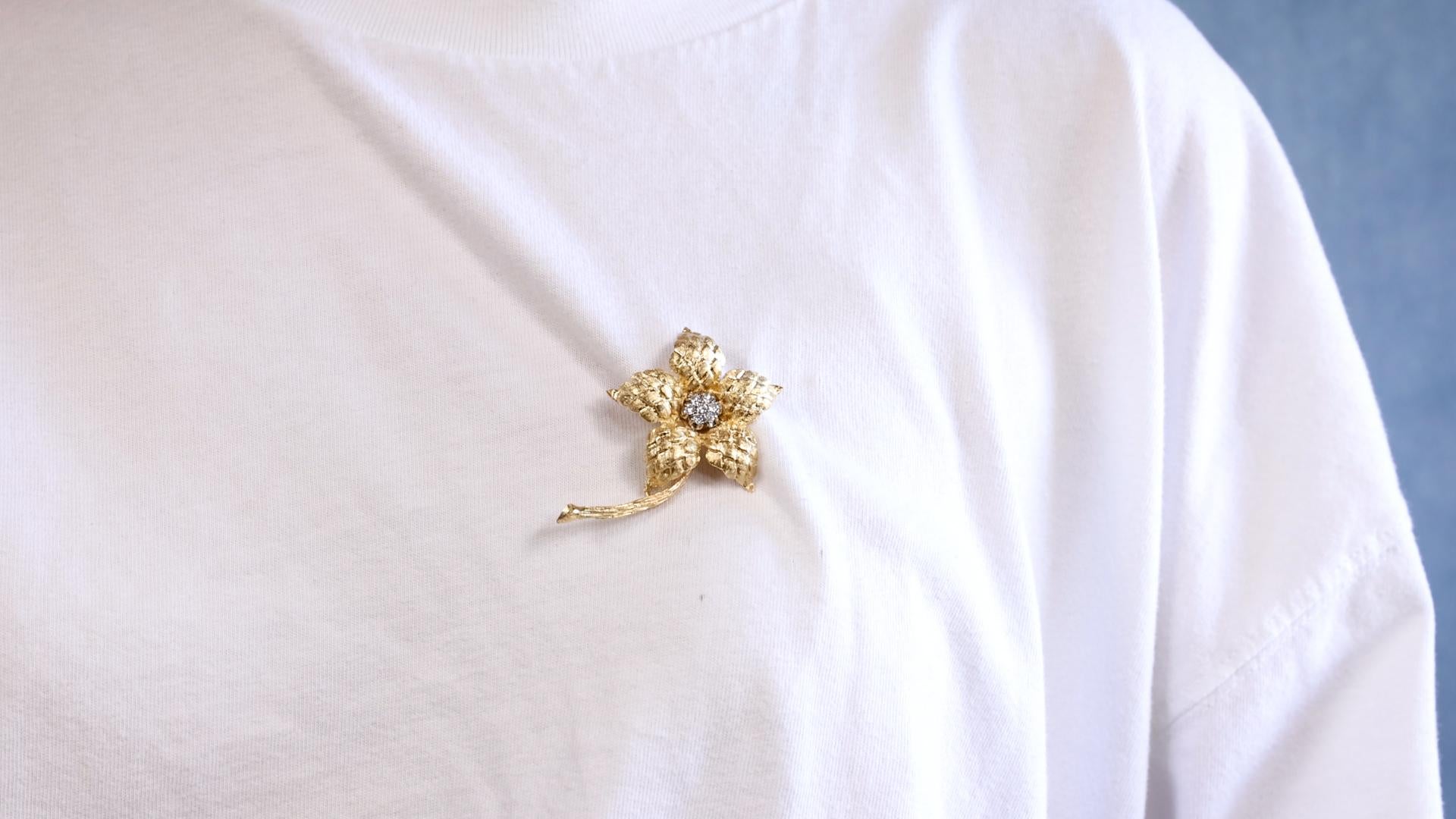Eine Vintage Diamond 14k Gold Blume Brosche. Mit sieben runden Diamanten im Brillantschliff mit einem Gesamtgewicht von ca. 0,50 Karat, eingestuft in Farbe G-H, Reinheit VS-SI. Gefertigt aus 14 Karat Gelb- und Weißgold mit Feingehaltsangabe, Gewicht