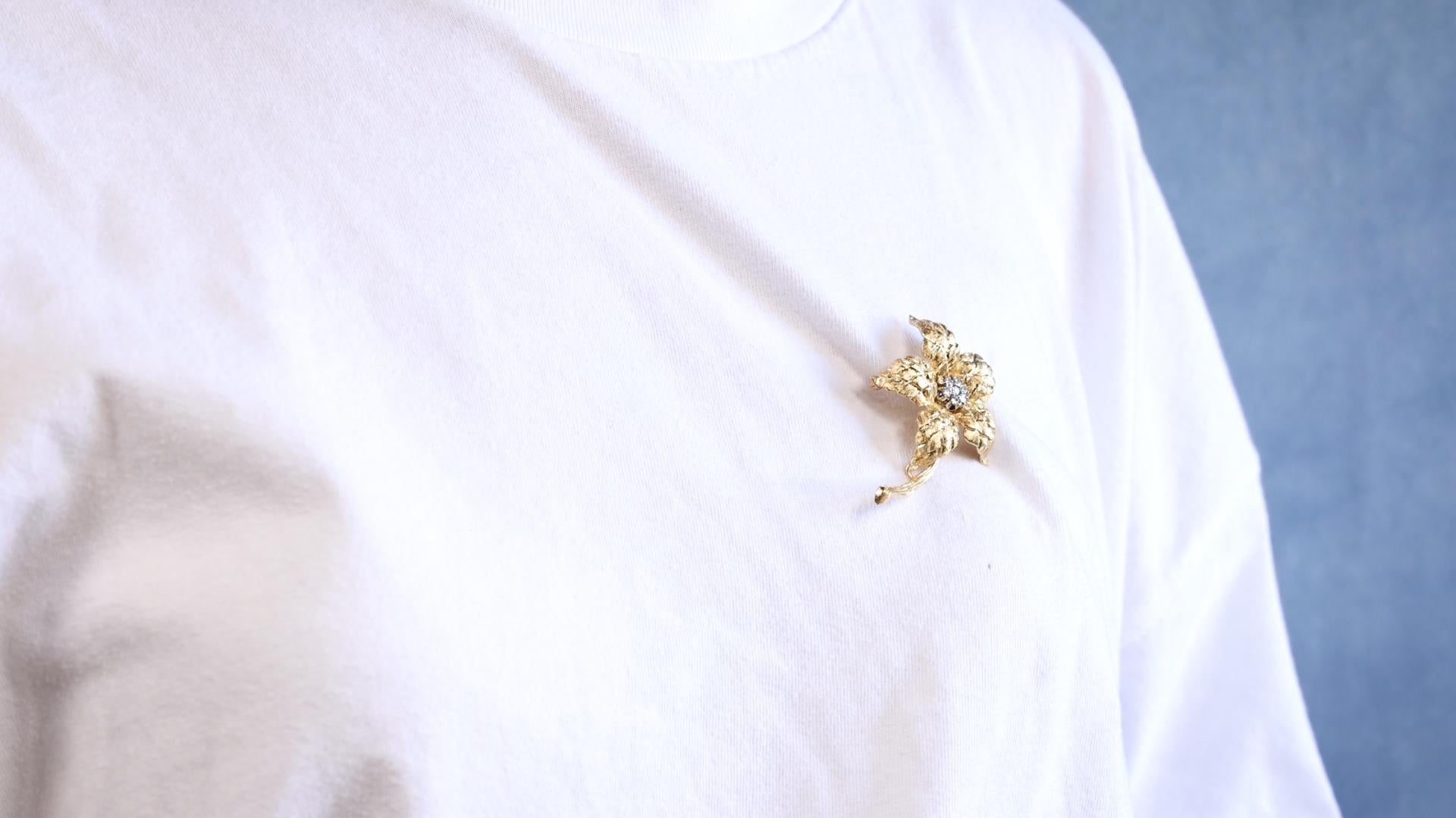 Taille brillant Broche fleur en or 14k avec diamant en vente