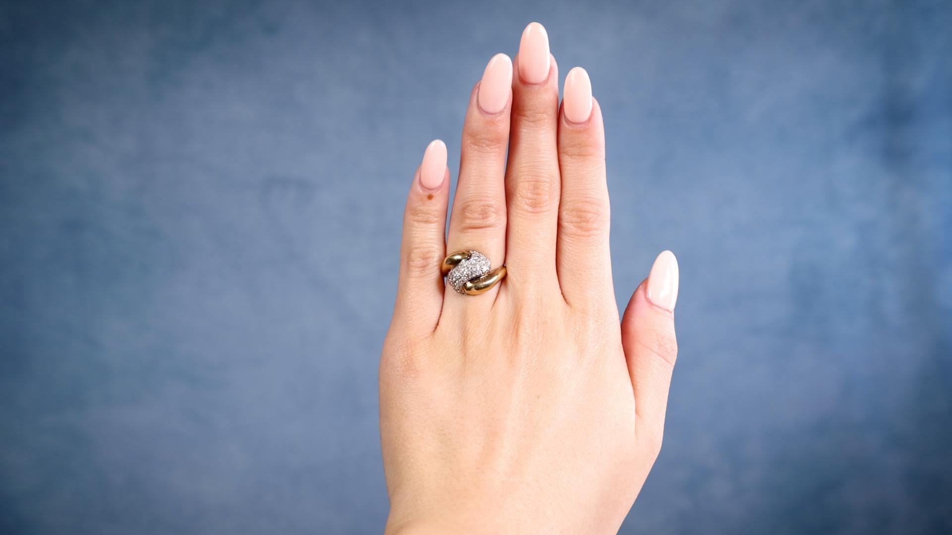 Une bague en or bicolore 14k à diamant vintage. Il comprend 29 diamants ronds de taille brillant d'un poids total de 0,40 carat, classés quasi incolores, pureté VS-SI. Whiting en or jaune 14 carats avec des diamants sertis en or blanc 18 carats avec