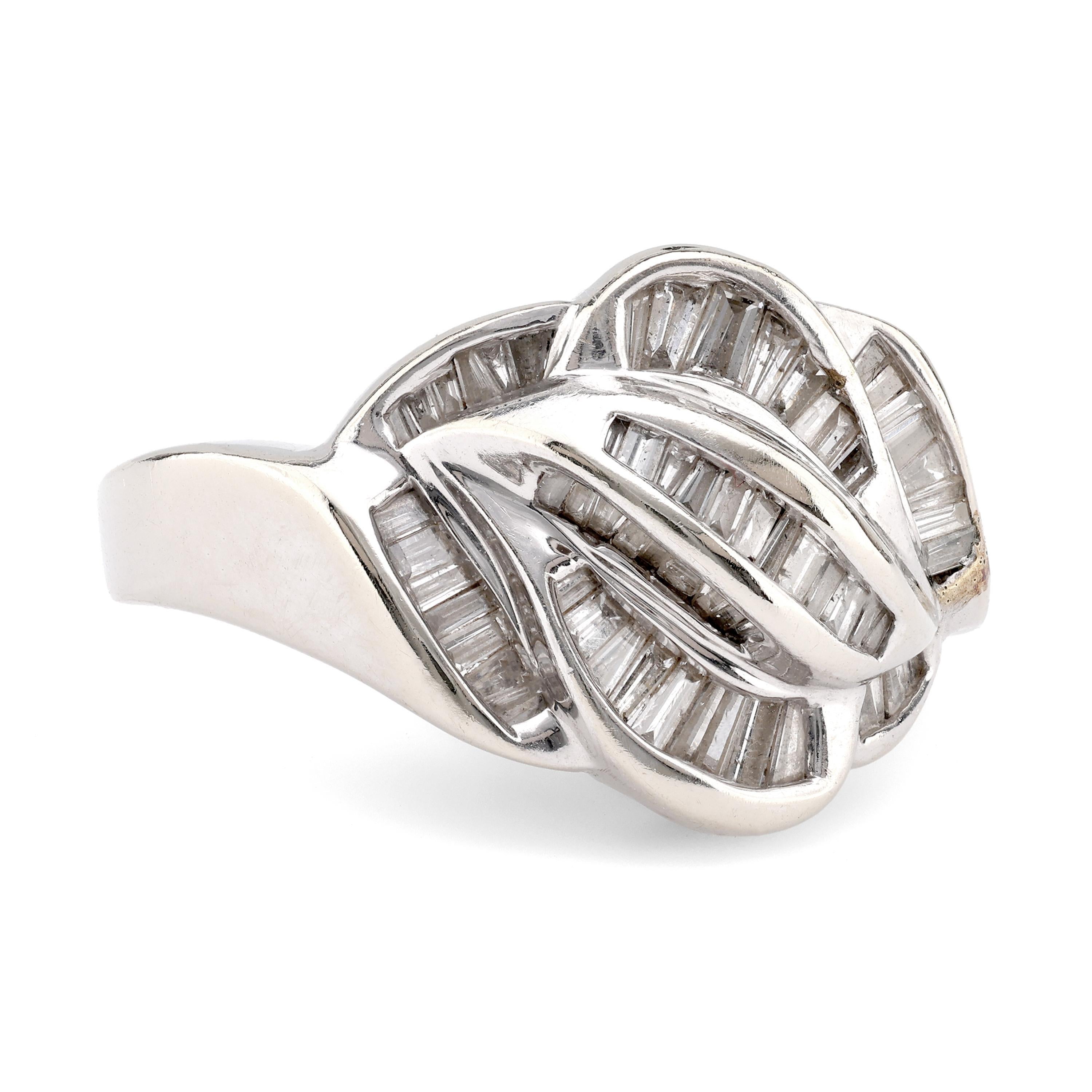 Cocktail-Ring aus 14 Karat Weißgold mit Diamanten (Baguette-Treppenschliff)
