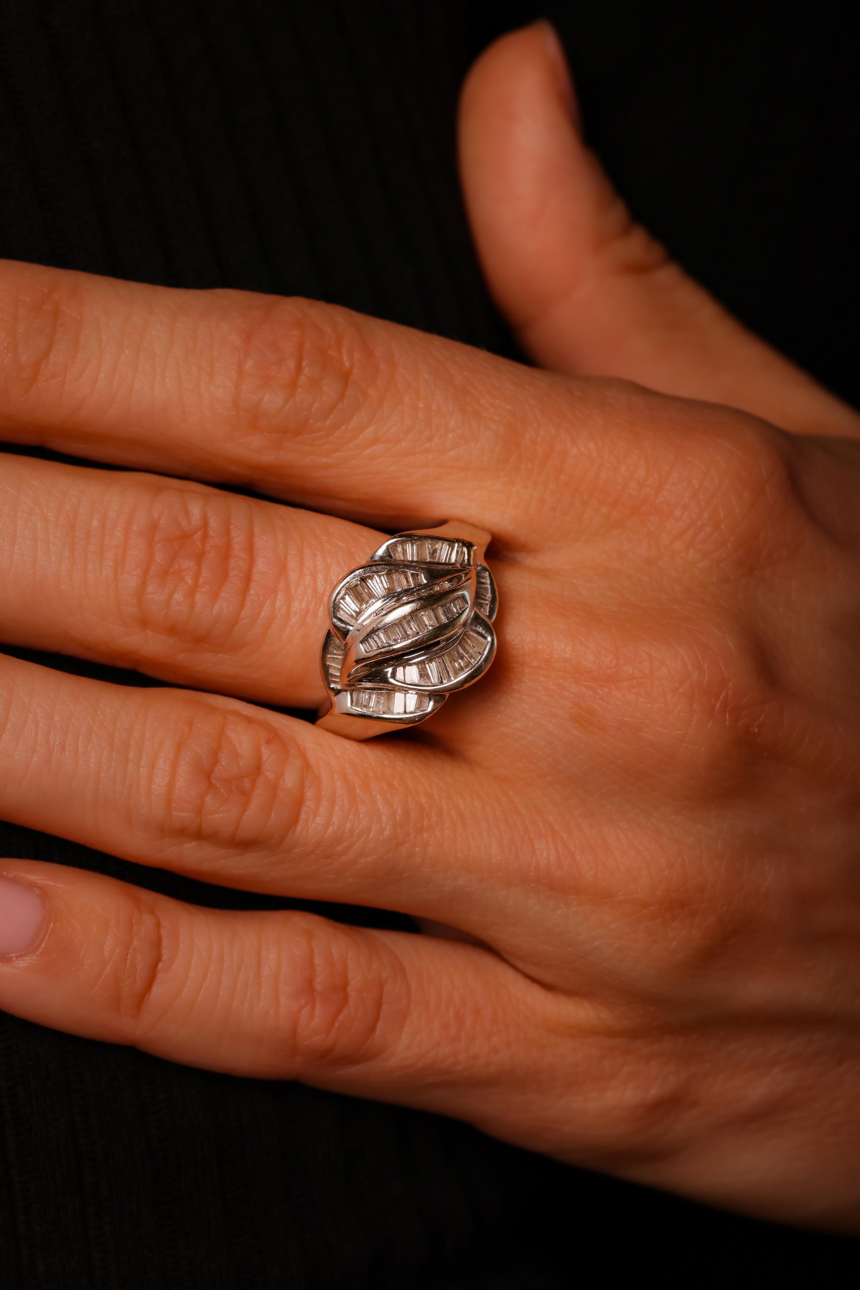 Cocktail-Ring aus 14 Karat Weißgold mit Diamanten im Zustand „Hervorragend“ in Beverly Hills, CA